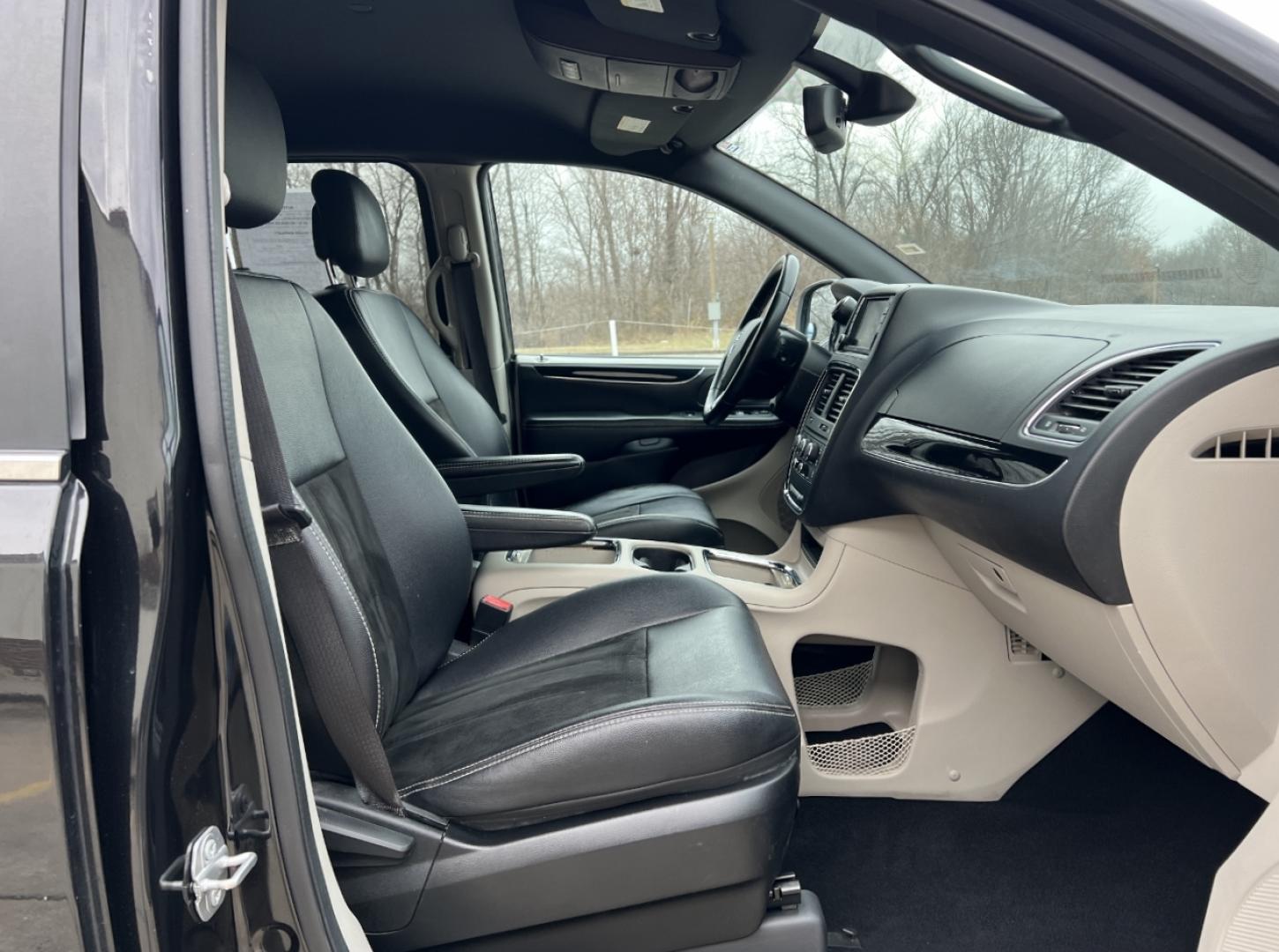 2019 BLACK /Black Leather/Suede DODGE GRAND CARAVAN SXT (2C4RDGCGXKR) with an 3.6L V6 engine, Automatic transmission, located at 2990 Old Orchard Rd., Jackson, MO, 63755, 37.354214, -89.612106 - 2019 Dodge Grand Caravan SXT 92xxx miles Front Wheel Drive 3.6L V6 Automatic 3rd Row Stow 'N Go Backup Camera Power Driver Seat Bluetooth Cruise Remote Start Power Windows/Locks/Mirrors We have financing available and we accept trades! Fill out a credit application on our website or com - Photo#16