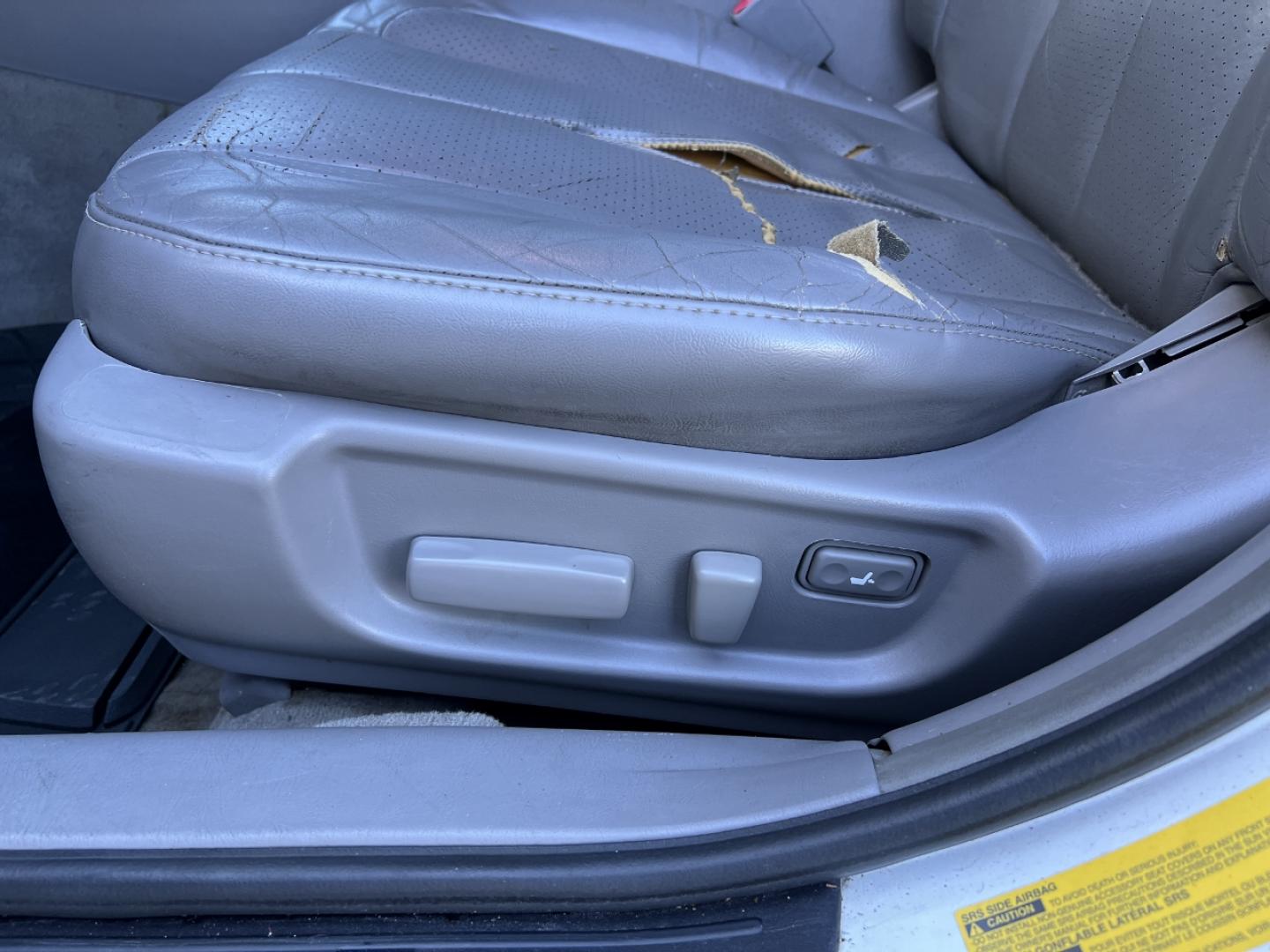 2003 WHITE /Gray Leather TOYOTA AVALON XL (4T1BF28B53U) with an 3.0L V6 engine, Automatic transmission, located at 2990 Old Orchard Rd., Jackson, MO, 63755, 37.354214, -89.612106 - 2003 Toyota Avalon XL 132xxx miles Front Wheel Drive 3.0L V6 Automatic Leather Power Seats Sunroof Cruise Power Windows/Locks/Mirrors We have financing available and we accept trades! Fill out a credit application on our website or come by today! If you have any questions, give us a call - Photo#3