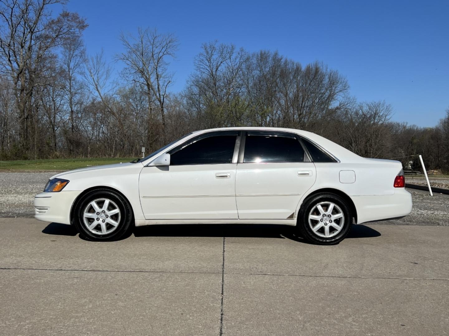 2003 WHITE /Gray Leather TOYOTA AVALON XL (4T1BF28B53U) with an 3.0L V6 engine, Automatic transmission, located at 2990 Old Orchard Rd., Jackson, MO, 63755, 37.354214, -89.612106 - 2003 Toyota Avalon XL 132xxx miles Front Wheel Drive 3.0L V6 Automatic Leather Power Seats Sunroof Cruise Power Windows/Locks/Mirrors We have financing available and we accept trades! Fill out a credit application on our website or come by today! If you have any questions, give us a call - Photo#5