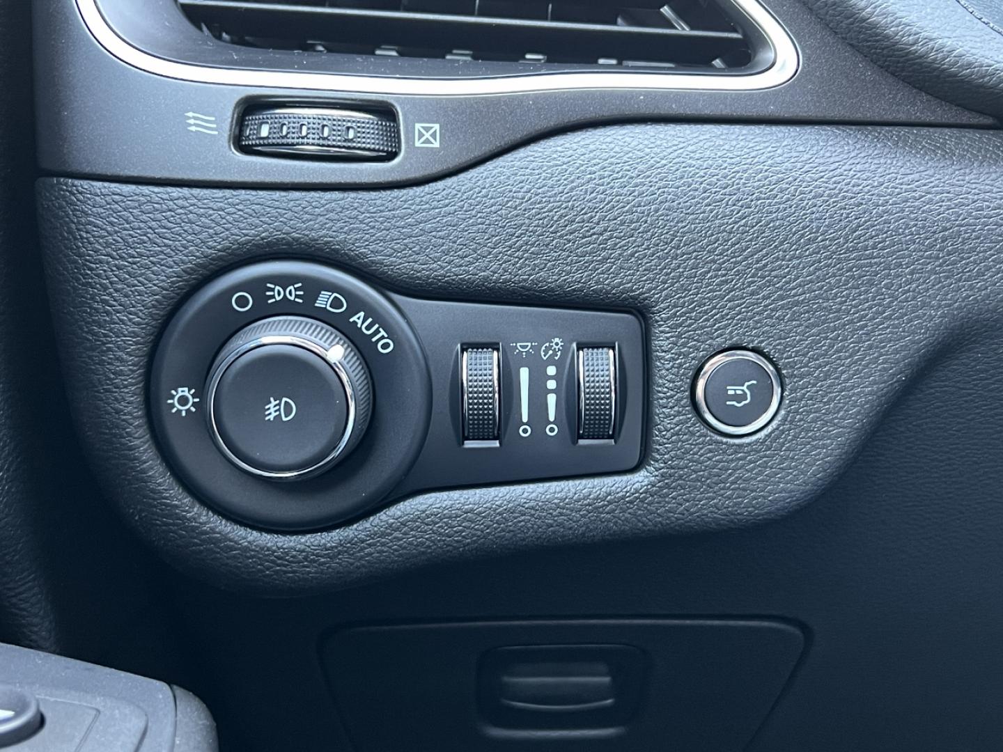 2021 GREY /Black Leather JEEP CHEROKEE TRAILHAWK (1C4PJMBX8MD) with an 3.2L V6 engine, Automatic transmission, located at 2990 Old Orchard Rd., Jackson, MO, 63755, 37.354214, -89.612106 - 2021 Jeep Trailhawk Local 1-Owner Only 38xxx miles 4 Wheel Drive 3.2L V6 Automatic Leather Navigation Power/Heated Seats Heated Steering Wheel Backup Camera Sunroof Bluetooth Remote Start Cruise Power Windows/Locks/Mirrors We have financing available and we accept trades! Fill out a - Photo#31