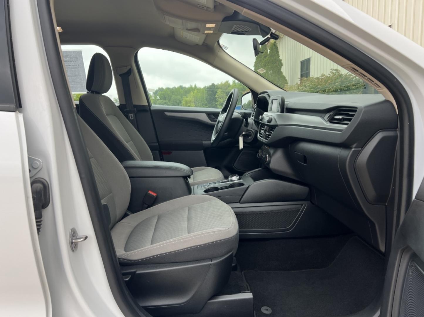 2020 WHITE /Gray Cloth FORD ESCAPE S (1FMCU9F69LU) with an 1.5L 3 Cyl. engine, Automatic transmission, located at 506 S. Kingshighway, Cape Girardeau, MO, 63703, (573) 235-5000, 37.294991, -89.553635 - 2020 Ford Escape S 1-Owner 76xxx miles 4 Wheel Drive 1.5L 3 Cyl. Automatic Backup Camera Bluetooth Cruise Power Windows/Locks/Mirrors We have financing available and we accept trades! Fill out a credit application on our website or come by today! If you have any questions, give us a call - Photo#13