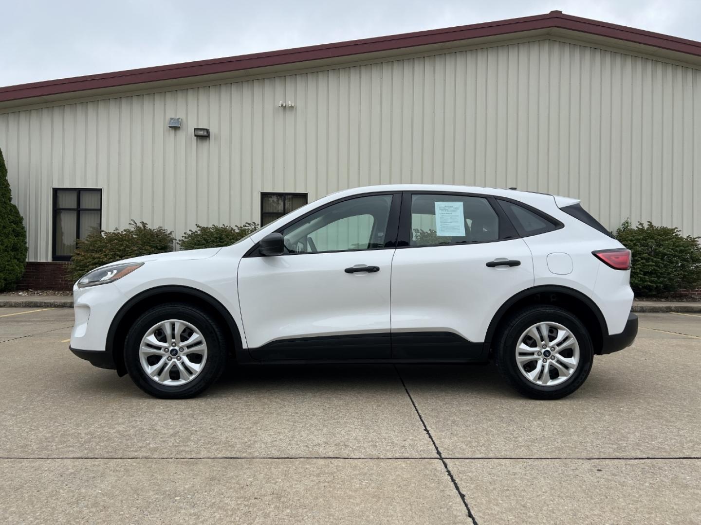 2020 WHITE /Gray Cloth FORD ESCAPE S (1FMCU9F69LU) with an 1.5L 3 Cyl. engine, Automatic transmission, located at 506 S. Kingshighway, Cape Girardeau, MO, 63703, (573) 235-5000, 37.294991, -89.553635 - 2020 Ford Escape S 1-Owner 76xxx miles 4 Wheel Drive 1.5L 3 Cyl. Automatic Backup Camera Bluetooth Cruise Power Windows/Locks/Mirrors We have financing available and we accept trades! Fill out a credit application on our website or come by today! If you have any questions, give us a call - Photo#4