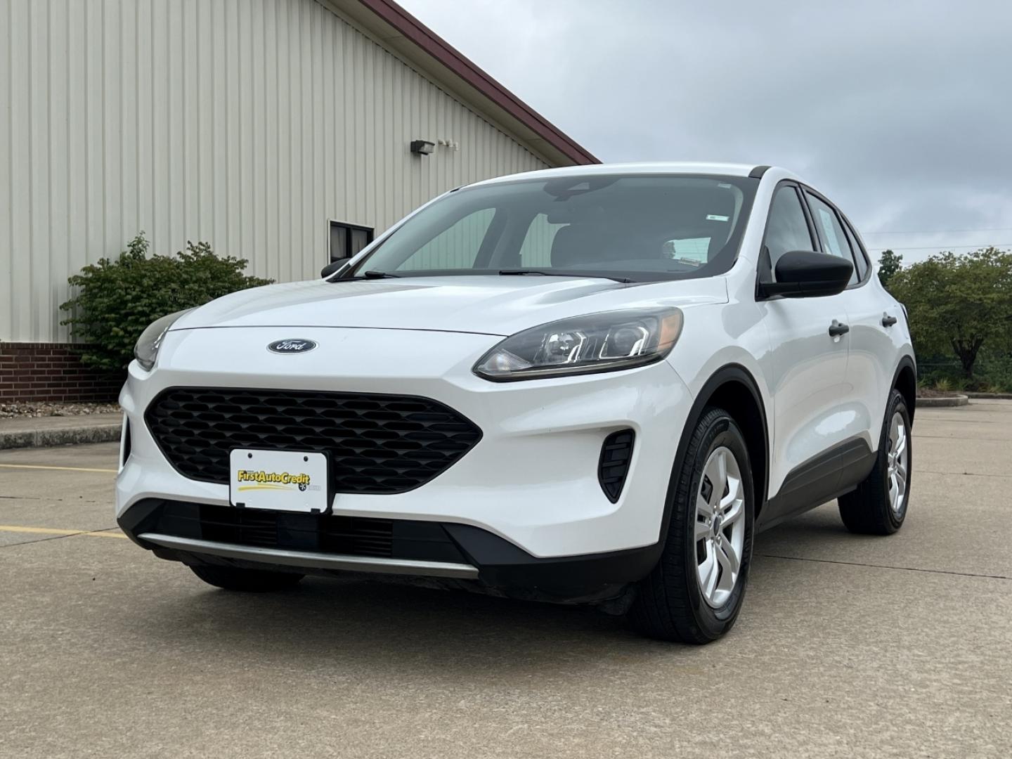 2020 WHITE /Gray Cloth FORD ESCAPE S (1FMCU9F69LU) with an 1.5L 3 Cyl. engine, Automatic transmission, located at 506 S. Kingshighway, Cape Girardeau, MO, 63703, (573) 235-5000, 37.294991, -89.553635 - 2020 Ford Escape S 1-Owner 76xxx miles 4 Wheel Drive 1.5L 3 Cyl. Automatic Backup Camera Bluetooth Cruise Power Windows/Locks/Mirrors We have financing available and we accept trades! Fill out a credit application on our website or come by today! If you have any questions, give us a call - Photo#3