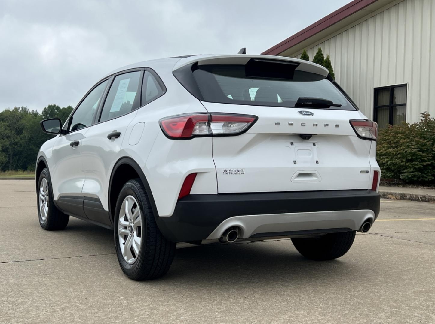 2020 WHITE /Gray Cloth FORD ESCAPE S (1FMCU9F69LU) with an 1.5L 3 Cyl. engine, Automatic transmission, located at 506 S. Kingshighway, Cape Girardeau, MO, 63703, (573) 235-5000, 37.294991, -89.553635 - 2020 Ford Escape S 1-Owner 76xxx miles 4 Wheel Drive 1.5L 3 Cyl. Automatic Backup Camera Bluetooth Cruise Power Windows/Locks/Mirrors We have financing available and we accept trades! Fill out a credit application on our website or come by today! If you have any questions, give us a call - Photo#7