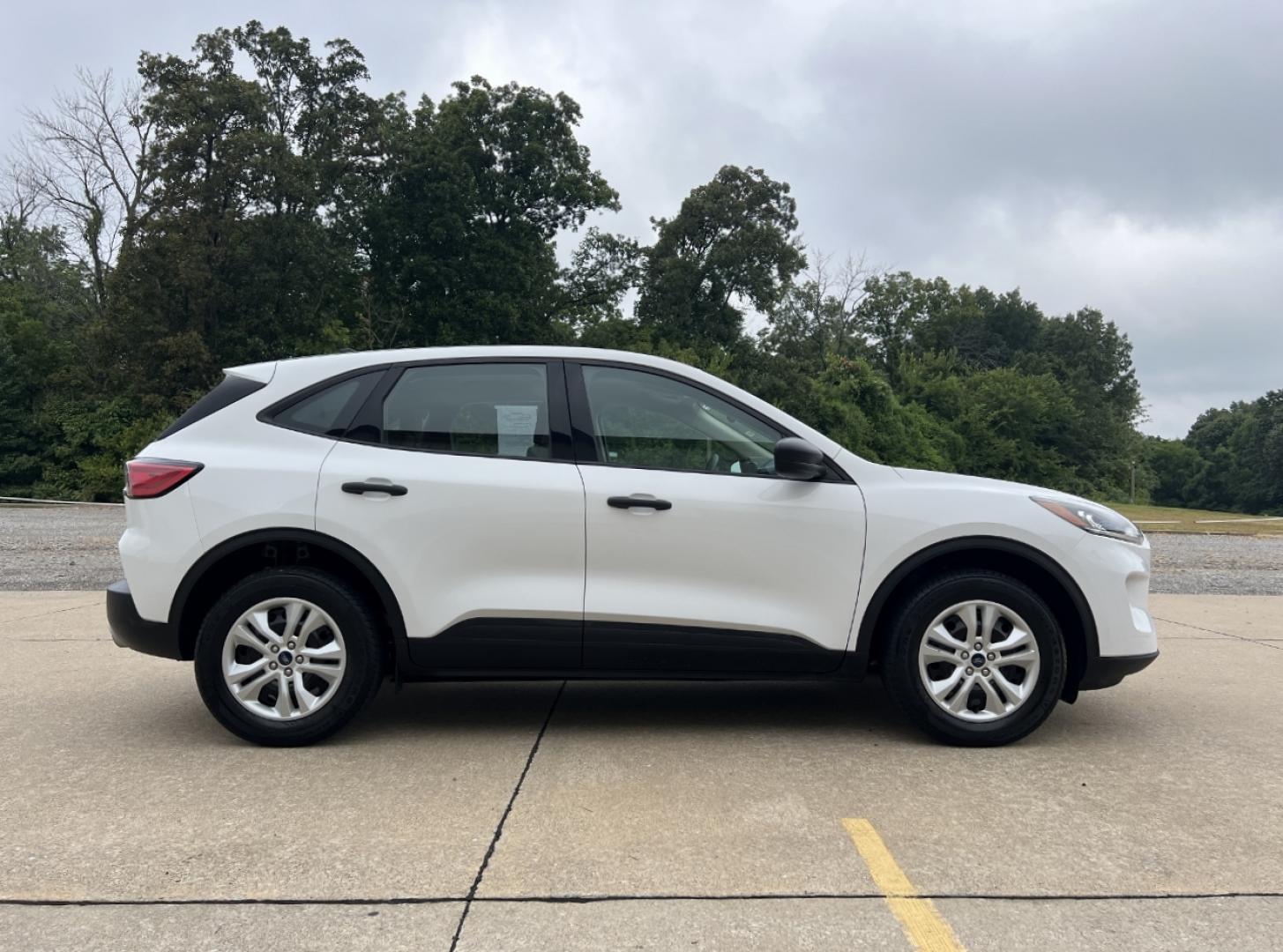 2020 WHITE /Gray Cloth FORD ESCAPE S (1FMCU9F69LU) with an 1.5L 3 Cyl. engine, Automatic transmission, located at 506 S. Kingshighway, Cape Girardeau, MO, 63703, (573) 235-5000, 37.294991, -89.553635 - 2020 Ford Escape S 1-Owner 76xxx miles 4 Wheel Drive 1.5L 3 Cyl. Automatic Backup Camera Bluetooth Cruise Power Windows/Locks/Mirrors We have financing available and we accept trades! Fill out a credit application on our website or come by today! If you have any questions, give us a call - Photo#5