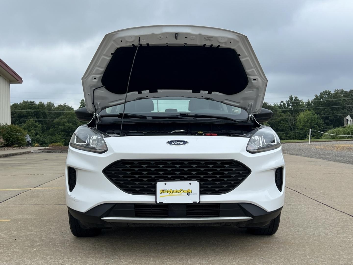 2020 WHITE /Gray Cloth FORD ESCAPE S (1FMCU9F69LU) with an 1.5L 3 Cyl. engine, Automatic transmission, located at 506 S. Kingshighway, Cape Girardeau, MO, 63703, (573) 235-5000, 37.294991, -89.553635 - 2020 Ford Escape S 1-Owner 76xxx miles 4 Wheel Drive 1.5L 3 Cyl. Automatic Backup Camera Bluetooth Cruise Power Windows/Locks/Mirrors We have financing available and we accept trades! Fill out a credit application on our website or come by today! If you have any questions, give us a call - Photo#27