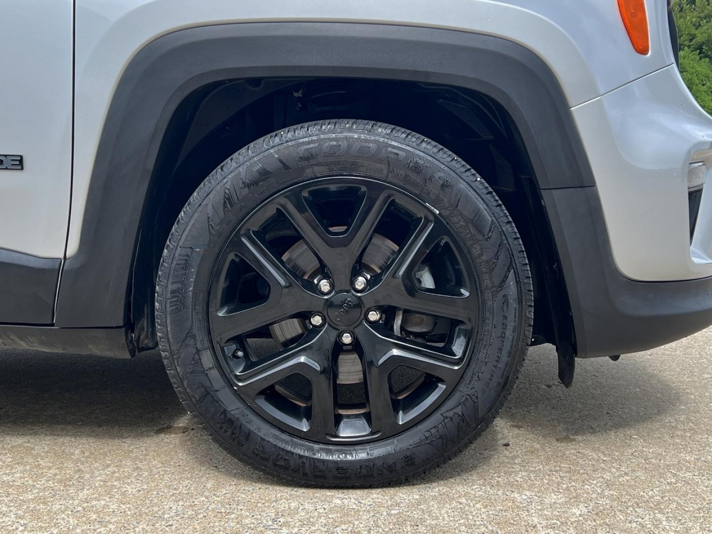 2019 SILVER /Black Cloth JEEP RENEGADE LATITUDE (ZACNJABB5KP) with an 2.4L 4 Cyl. engine, Automatic transmission, located at 506 S. Kingshighway, Cape Girardeau, MO, 63703, (573) 235-5000, 37.294991, -89.553635 - 2019 Jeep Renegade Latitude 76xxx miles Front Wheel Drive 2.4L 4 Cyl. Automatic Backup Camera Bluetooth Cruise Power Windows/Locks/Mirrors We have financing available and we accept trades! Fill out a credit application on our website or come by today! If you have any questions, give us a c - Photo#34