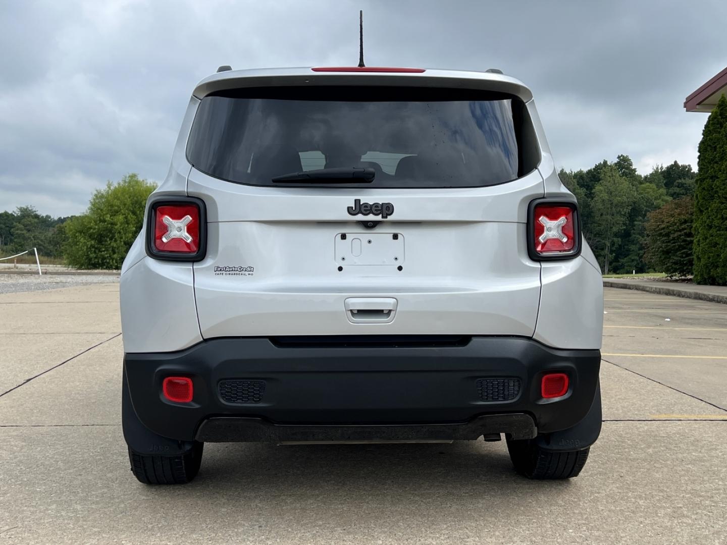 2019 SILVER /Black Cloth JEEP RENEGADE LATITUDE (ZACNJABB5KP) with an 2.4L 4 Cyl. engine, Automatic transmission, located at 506 S. Kingshighway, Cape Girardeau, MO, 63703, (573) 235-5000, 37.294991, -89.553635 - 2019 Jeep Renegade Latitude 76xxx miles Front Wheel Drive 2.4L 4 Cyl. Automatic Backup Camera Bluetooth Cruise Power Windows/Locks/Mirrors We have financing available and we accept trades! Fill out a credit application on our website or come by today! If you have any questions, give us a c - Photo#8