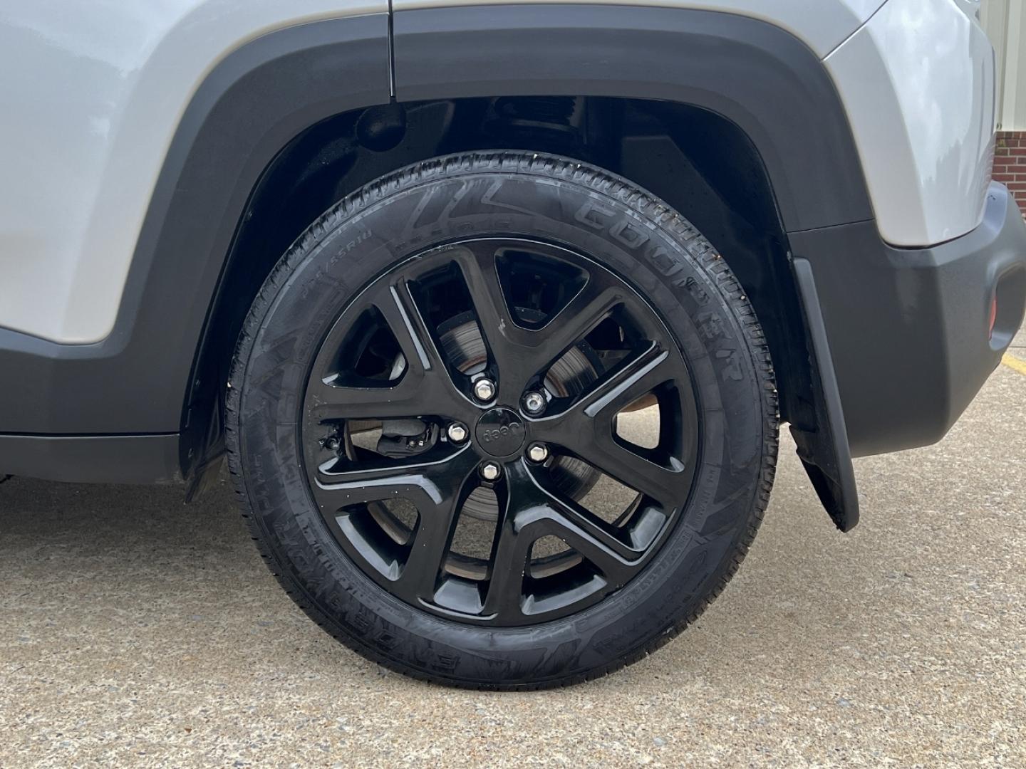 2019 SILVER /Black Cloth JEEP RENEGADE LATITUDE (ZACNJABB5KP) with an 2.4L 4 Cyl. engine, Automatic transmission, located at 506 S. Kingshighway, Cape Girardeau, MO, 63703, (573) 235-5000, 37.294991, -89.553635 - 2019 Jeep Renegade Latitude 76xxx miles Front Wheel Drive 2.4L 4 Cyl. Automatic Backup Camera Bluetooth Cruise Power Windows/Locks/Mirrors We have financing available and we accept trades! Fill out a credit application on our website or come by today! If you have any questions, give us a c - Photo#32
