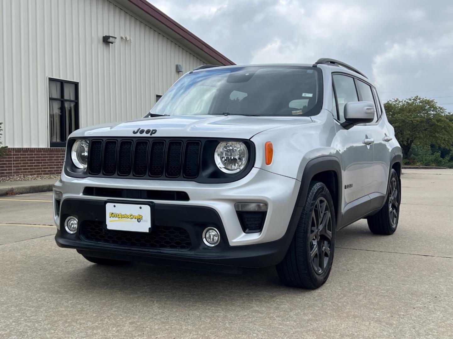 2019 SILVER /Black Cloth JEEP RENEGADE LATITUDE (ZACNJABB5KP) with an 2.4L 4 Cyl. engine, Automatic transmission, located at 506 S. Kingshighway, Cape Girardeau, MO, 63703, (573) 235-5000, 37.294991, -89.553635 - 2019 Jeep Renegade Latitude 76xxx miles Front Wheel Drive 2.4L 4 Cyl. Automatic Backup Camera Bluetooth Cruise Power Windows/Locks/Mirrors We have financing available and we accept trades! Fill out a credit application on our website or come by today! If you have any questions, give us a c - Photo#3