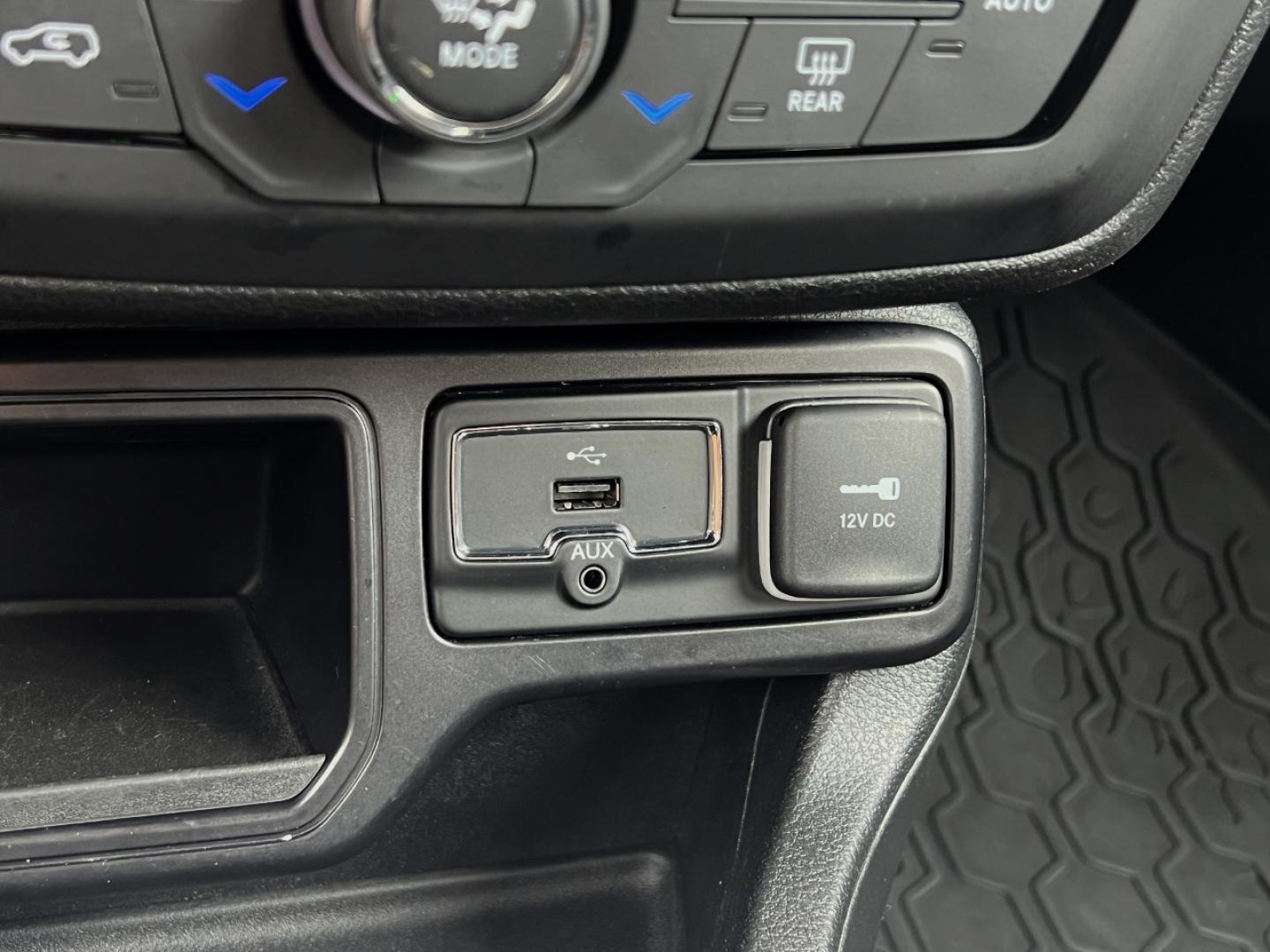 2019 SILVER /Black Cloth JEEP RENEGADE LATITUDE (ZACNJABB5KP) with an 2.4L 4 Cyl. engine, Automatic transmission, located at 506 S. Kingshighway, Cape Girardeau, MO, 63703, (573) 235-5000, 37.294991, -89.553635 - 2019 Jeep Renegade Latitude 76xxx miles Front Wheel Drive 2.4L 4 Cyl. Automatic Backup Camera Bluetooth Cruise Power Windows/Locks/Mirrors We have financing available and we accept trades! Fill out a credit application on our website or come by today! If you have any questions, give us a c - Photo#25