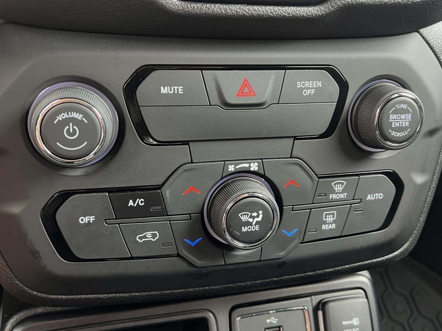 2019 SILVER /Black Cloth JEEP RENEGADE LATITUDE (ZACNJABB5KP) with an 2.4L 4 Cyl. engine, Automatic transmission, located at 506 S. Kingshighway, Cape Girardeau, MO, 63703, (573) 235-5000, 37.294991, -89.553635 - 2019 Jeep Renegade Latitude 76xxx miles Front Wheel Drive 2.4L 4 Cyl. Automatic Backup Camera Bluetooth Cruise Power Windows/Locks/Mirrors We have financing available and we accept trades! Fill out a credit application on our website or come by today! If you have any questions, give us a c - Photo#24
