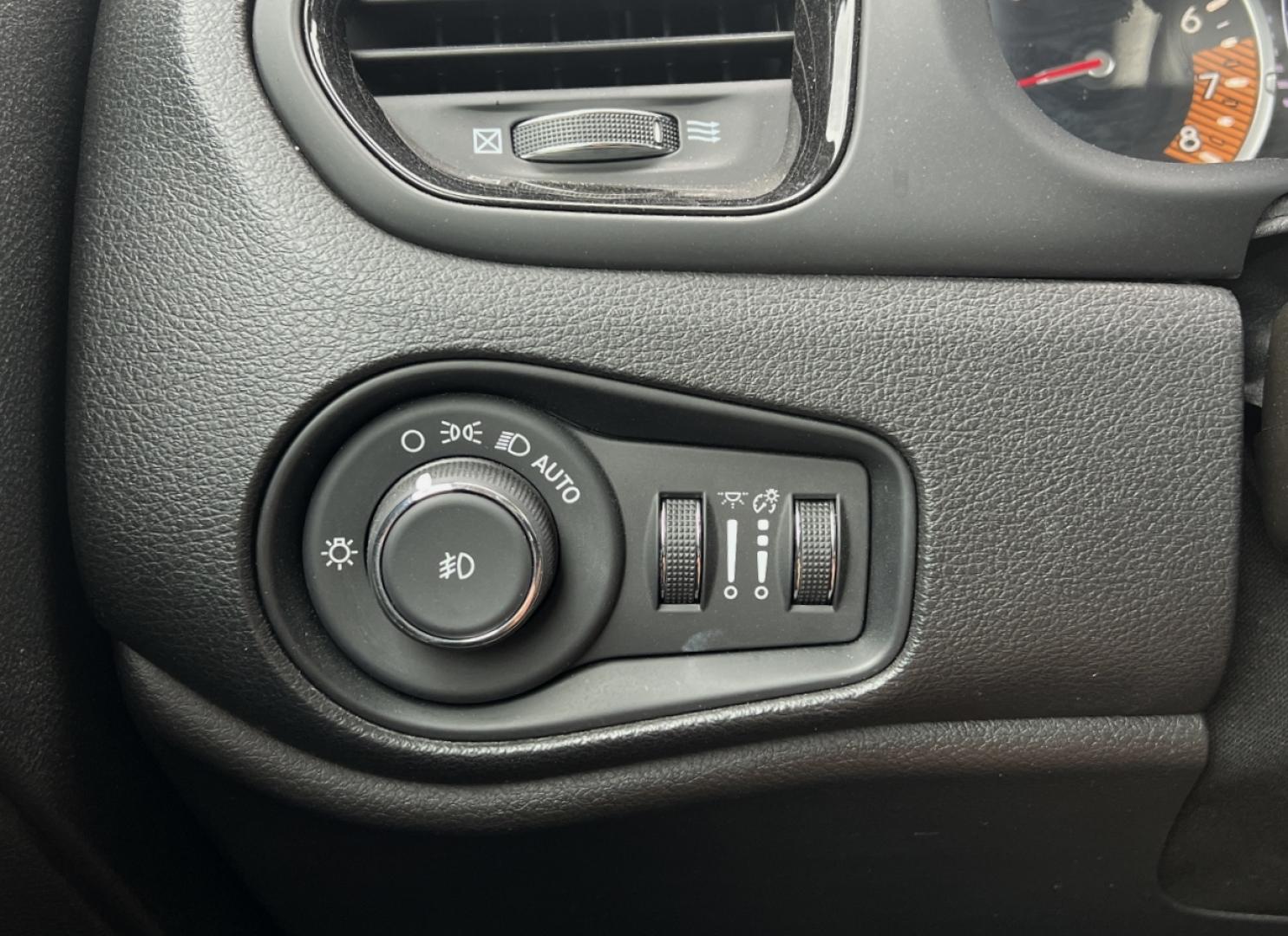 2019 SILVER /Black Cloth JEEP RENEGADE LATITUDE (ZACNJABB5KP) with an 2.4L 4 Cyl. engine, Automatic transmission, located at 506 S. Kingshighway, Cape Girardeau, MO, 63703, (573) 235-5000, 37.294991, -89.553635 - 2019 Jeep Renegade Latitude 76xxx miles Front Wheel Drive 2.4L 4 Cyl. Automatic Backup Camera Bluetooth Cruise Power Windows/Locks/Mirrors We have financing available and we accept trades! Fill out a credit application on our website or come by today! If you have any questions, give us a c - Photo#27