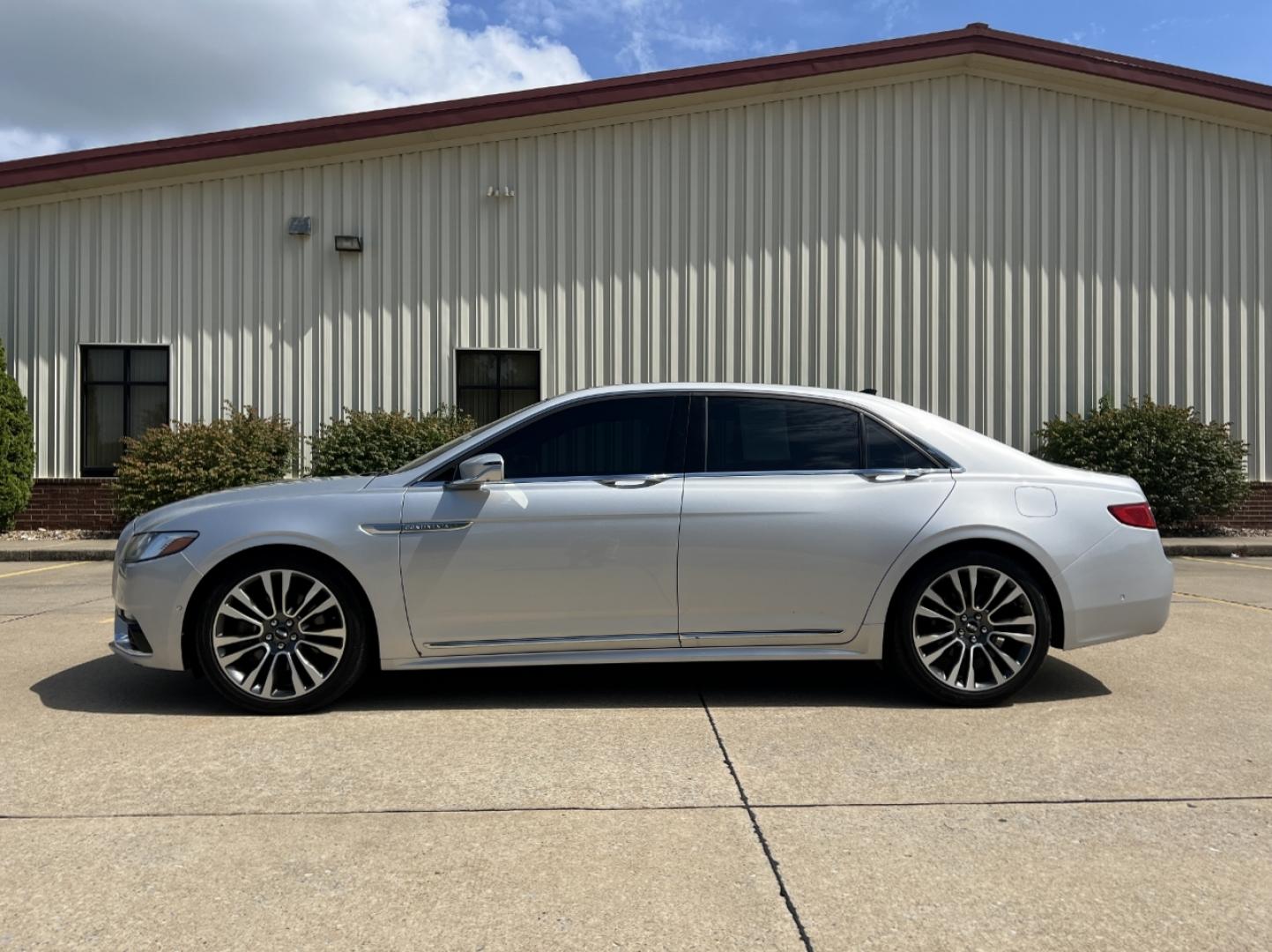 2018 SILVER /Tan Leather Lincoln Continental Reserve AWD (1LN6L9NC3J5) with an 3.0L V6 engine, Automatic transmission, located at 506 S. Kingshighway, Cape Girardeau, MO, 63703, (573) 235-5000, 37.294991, -89.553635 - 2018 Lincoln Continental Reserve 100xxx miles All Wheel Drive 3.0L V6 Automatic Leather Navigation Power/Heated/Cooled Seats Heated Rear Seats Heating Steering Wheel Backup Camera Sunroof Bluetooth Remote Start Cruise Power Windows/Locks/Mirrors We have financing available and we acc - Photo#10