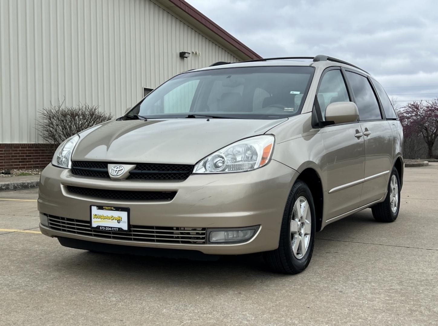 2004 GOLD /Tan Cloth TOYOTA SIENNA XLE (5TDZA22C94S) with an 3.3L V6 engine, Automatic transmission, located at 2990 Old Orchard Rd., Jackson, MO, 63755, 37.354214, -89.612106 - 2004 Toyota Sienna XLE 176xxx miles Front Wheel Drive 3.3L V6 Automatic 3rd Row Power Driver Seat Sunroof Cruise Power Windows/Locks/Mirrors We have financing available and we accept trades! Fill out a credit application on our website or come by today! If you have any questions, give us - Photo#4