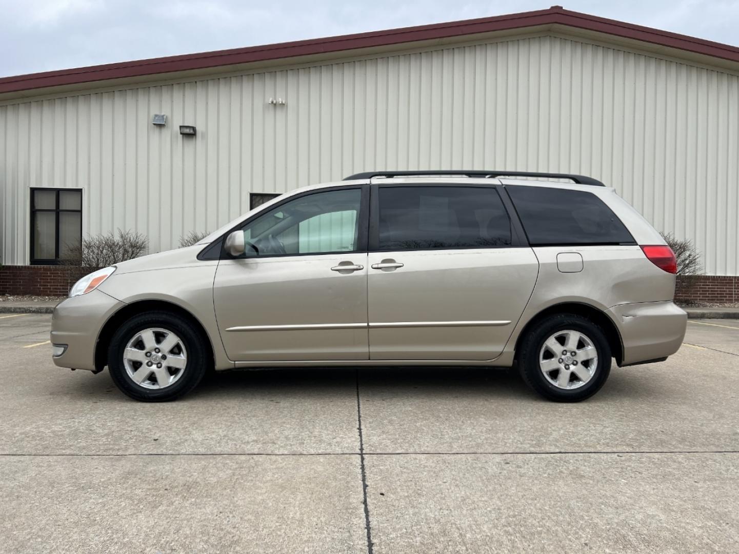 2004 GOLD /Tan Cloth TOYOTA SIENNA XLE (5TDZA22C94S) with an 3.3L V6 engine, Automatic transmission, located at 2990 Old Orchard Rd., Jackson, MO, 63755, 37.354214, -89.612106 - 2004 Toyota Sienna XLE 176xxx miles Front Wheel Drive 3.3L V6 Automatic 3rd Row Power Driver Seat Sunroof Cruise Power Windows/Locks/Mirrors We have financing available and we accept trades! Fill out a credit application on our website or come by today! If you have any questions, give us - Photo#5