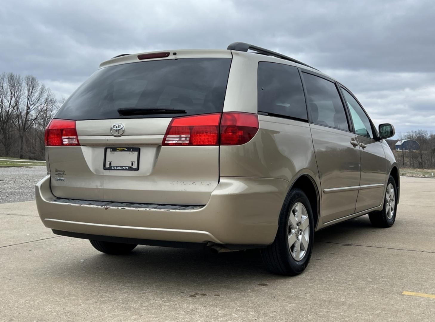 2004 GOLD /Tan Cloth TOYOTA SIENNA XLE (5TDZA22C94S) with an 3.3L V6 engine, Automatic transmission, located at 2990 Old Orchard Rd., Jackson, MO, 63755, 37.354214, -89.612106 - 2004 Toyota Sienna XLE 176xxx miles Front Wheel Drive 3.3L V6 Automatic 3rd Row Power Driver Seat Sunroof Cruise Power Windows/Locks/Mirrors We have financing available and we accept trades! Fill out a credit application on our website or come by today! If you have any questions, give us - Photo#7