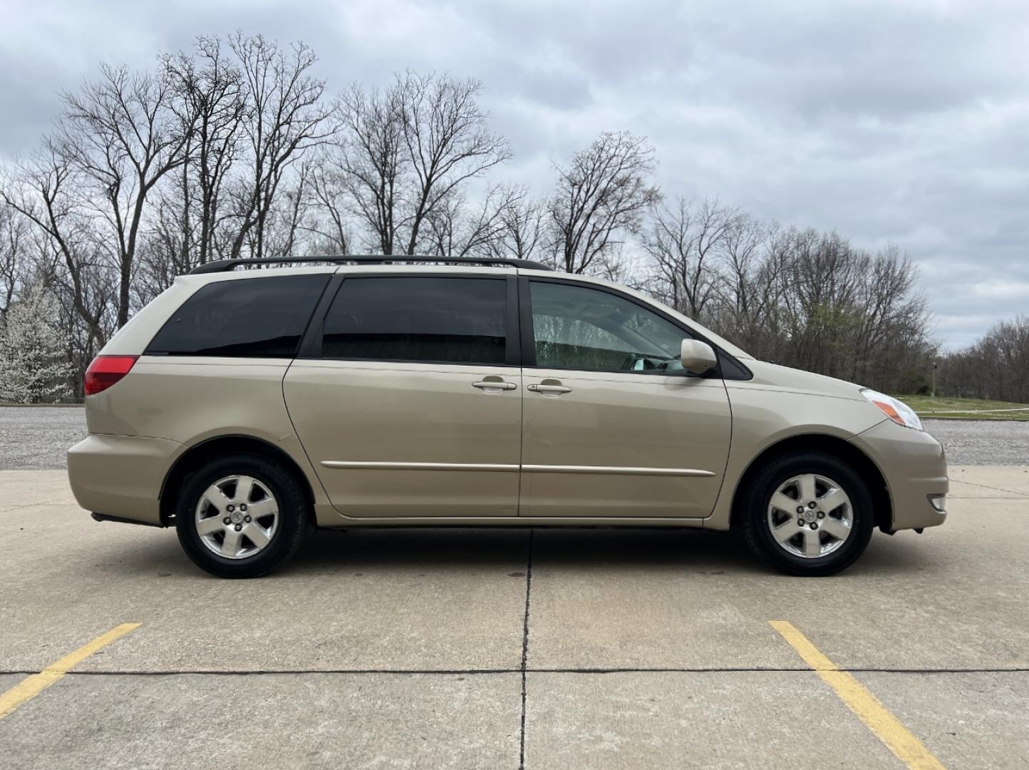 2004 GOLD /Tan Cloth TOYOTA SIENNA XLE (5TDZA22C94S) with an 3.3L V6 engine, Automatic transmission, located at 2990 Old Orchard Rd., Jackson, MO, 63755, 37.354214, -89.612106 - 2004 Toyota Sienna XLE 176xxx miles Front Wheel Drive 3.3L V6 Automatic 3rd Row Power Driver Seat Sunroof Cruise Power Windows/Locks/Mirrors We have financing available and we accept trades! Fill out a credit application on our website or come by today! If you have any questions, give us - Photo#6