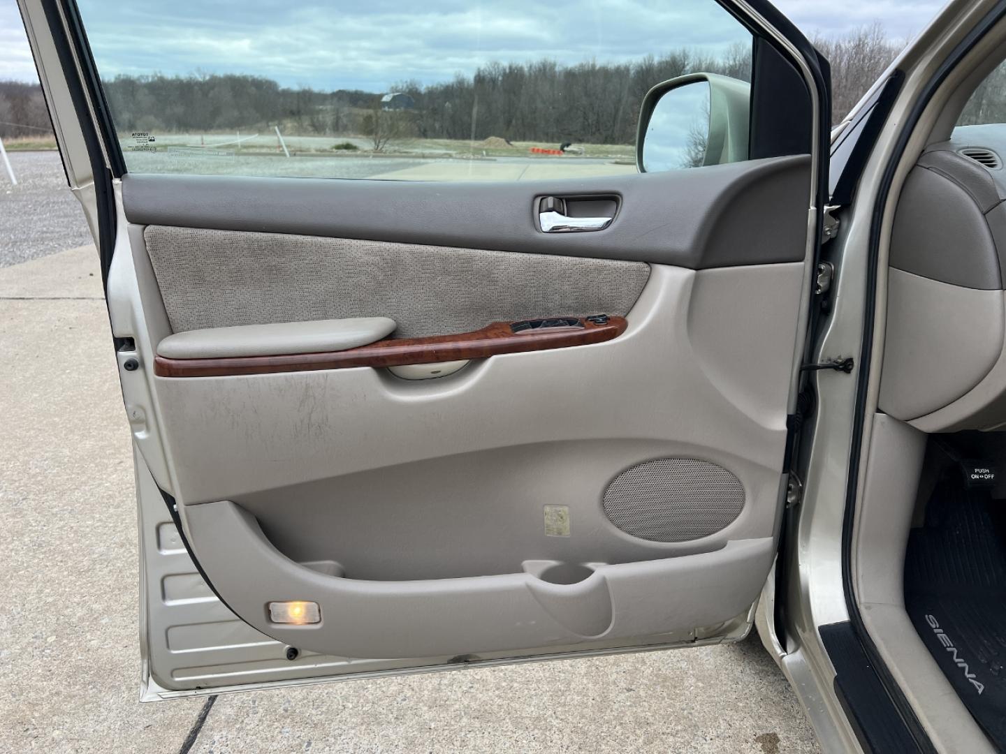 2004 GOLD /Tan Cloth TOYOTA SIENNA XLE (5TDZA22C94S) with an 3.3L V6 engine, Automatic transmission, located at 2990 Old Orchard Rd., Jackson, MO, 63755, 37.354214, -89.612106 - 2004 Toyota Sienna XLE 176xxx miles Front Wheel Drive 3.3L V6 Automatic 3rd Row Power Driver Seat Sunroof Cruise Power Windows/Locks/Mirrors We have financing available and we accept trades! Fill out a credit application on our website or come by today! If you have any questions, give us - Photo#11