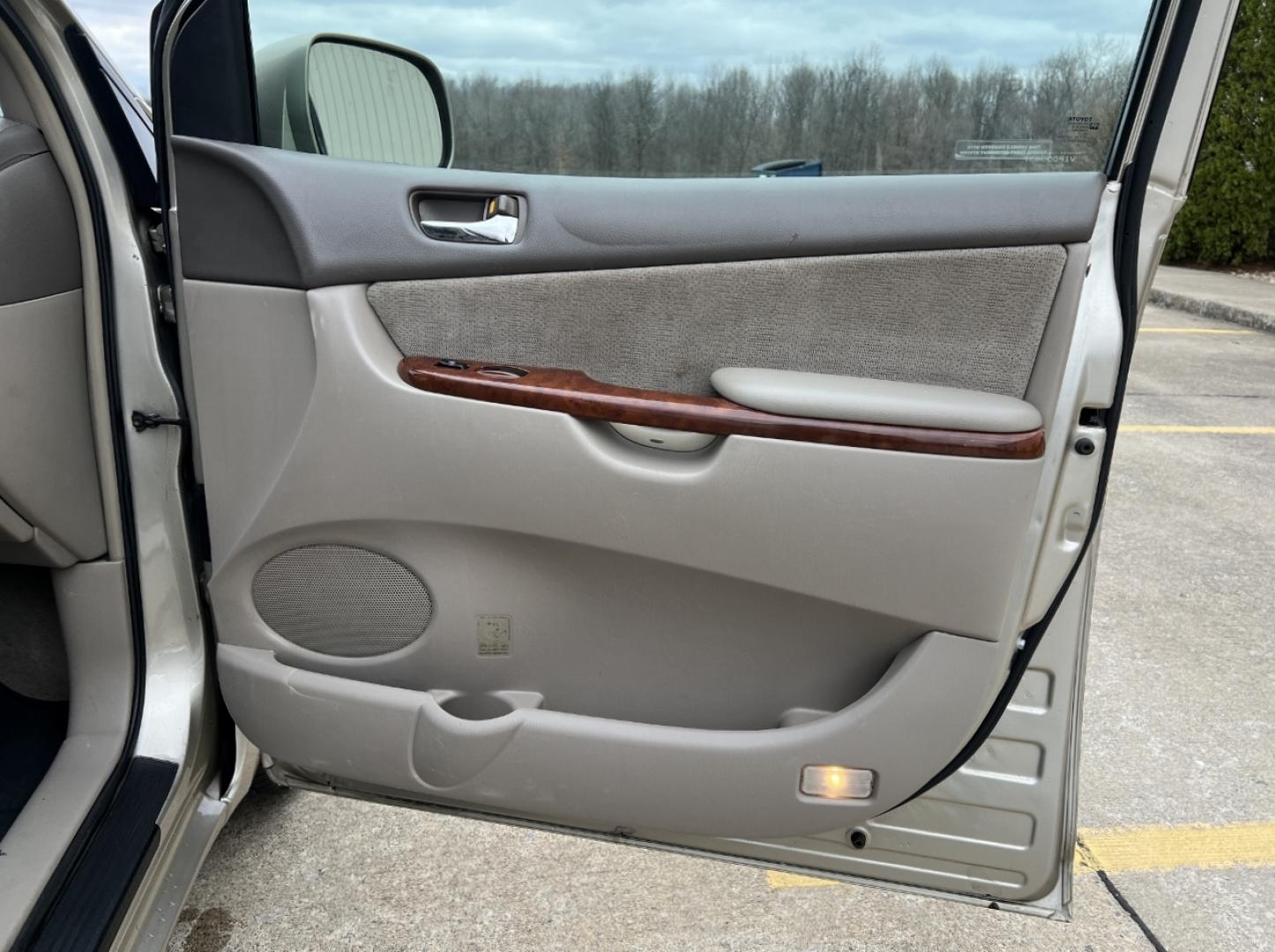 2004 GOLD /Tan Cloth TOYOTA SIENNA XLE (5TDZA22C94S) with an 3.3L V6 engine, Automatic transmission, located at 2990 Old Orchard Rd., Jackson, MO, 63755, 37.354214, -89.612106 - 2004 Toyota Sienna XLE 176xxx miles Front Wheel Drive 3.3L V6 Automatic 3rd Row Power Driver Seat Sunroof Cruise Power Windows/Locks/Mirrors We have financing available and we accept trades! Fill out a credit application on our website or come by today! If you have any questions, give us - Photo#13