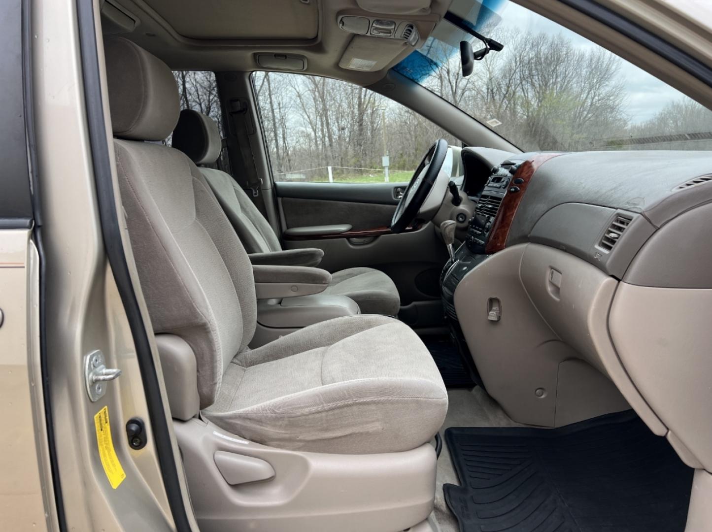 2004 GOLD /Tan Cloth TOYOTA SIENNA XLE (5TDZA22C94S) with an 3.3L V6 engine, Automatic transmission, located at 2990 Old Orchard Rd., Jackson, MO, 63755, 37.354214, -89.612106 - 2004 Toyota Sienna XLE 176xxx miles Front Wheel Drive 3.3L V6 Automatic 3rd Row Power Driver Seat Sunroof Cruise Power Windows/Locks/Mirrors We have financing available and we accept trades! Fill out a credit application on our website or come by today! If you have any questions, give us - Photo#14
