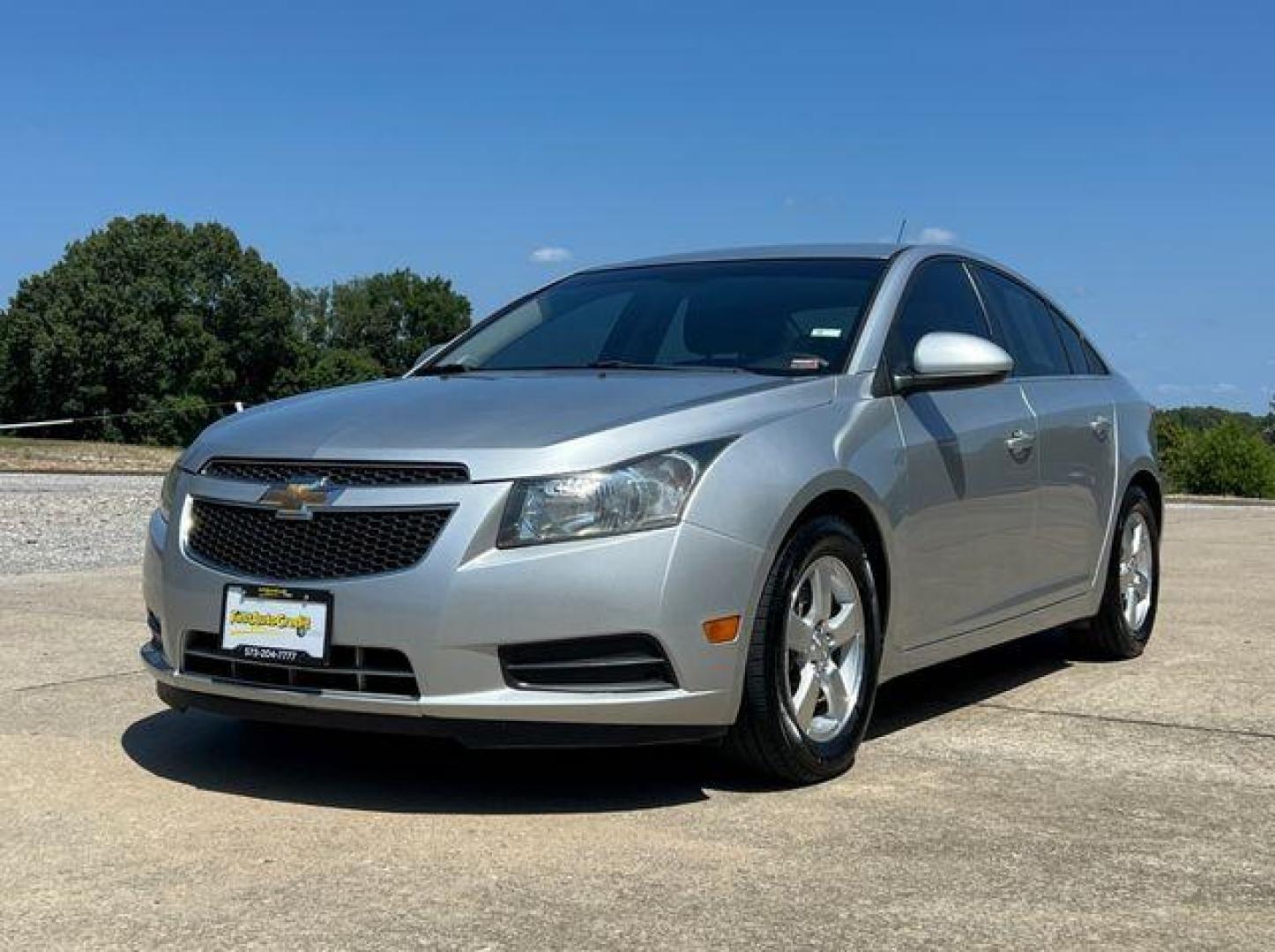 2014 SILVER /Jet Black/Sport Red CHEVROLET CRUZE LT (1G1PC5SBXE7) with an 1.4L engine, Automatic transmission, located at 2990 Old Orchard Rd., Jackson, MO, 63755, 37.354214, -89.612106 - Photo#2