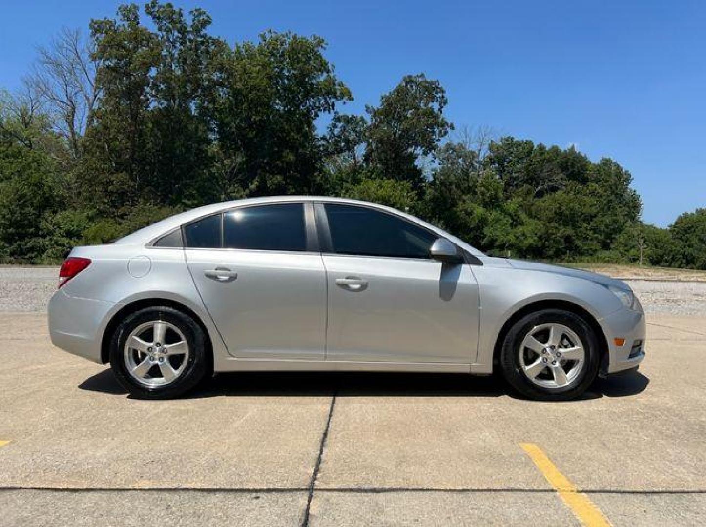 2014 SILVER /Jet Black/Sport Red CHEVROLET CRUZE LT (1G1PC5SBXE7) with an 1.4L engine, Automatic transmission, located at 2990 Old Orchard Rd., Jackson, MO, 63755, 37.354214, -89.612106 - Photo#4