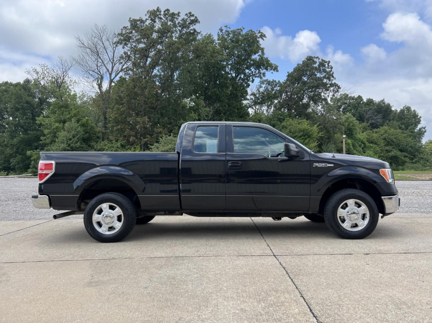 2013 BLACK /Gray Cloth FORD F150 XL (1FTEX1CM4DF) with an 3.7L V6 engine, Automatic transmission, located at 506 S. Kingshighway, Cape Girardeau, MO, 63703, (573) 235-5000, 37.294991, -89.553635 - 2013 Ford F-150 XL 1-Owner 167xxx miles Rear Wheel Drive 3.7L V6 Automatic Bluetooth Cruise Power Windows/Locks/Mirrors We have financing available and we accept trades! Fill out a credit application on our website or come by today! If you have any questions, give us a call at (573) 235-50 - Photo#4