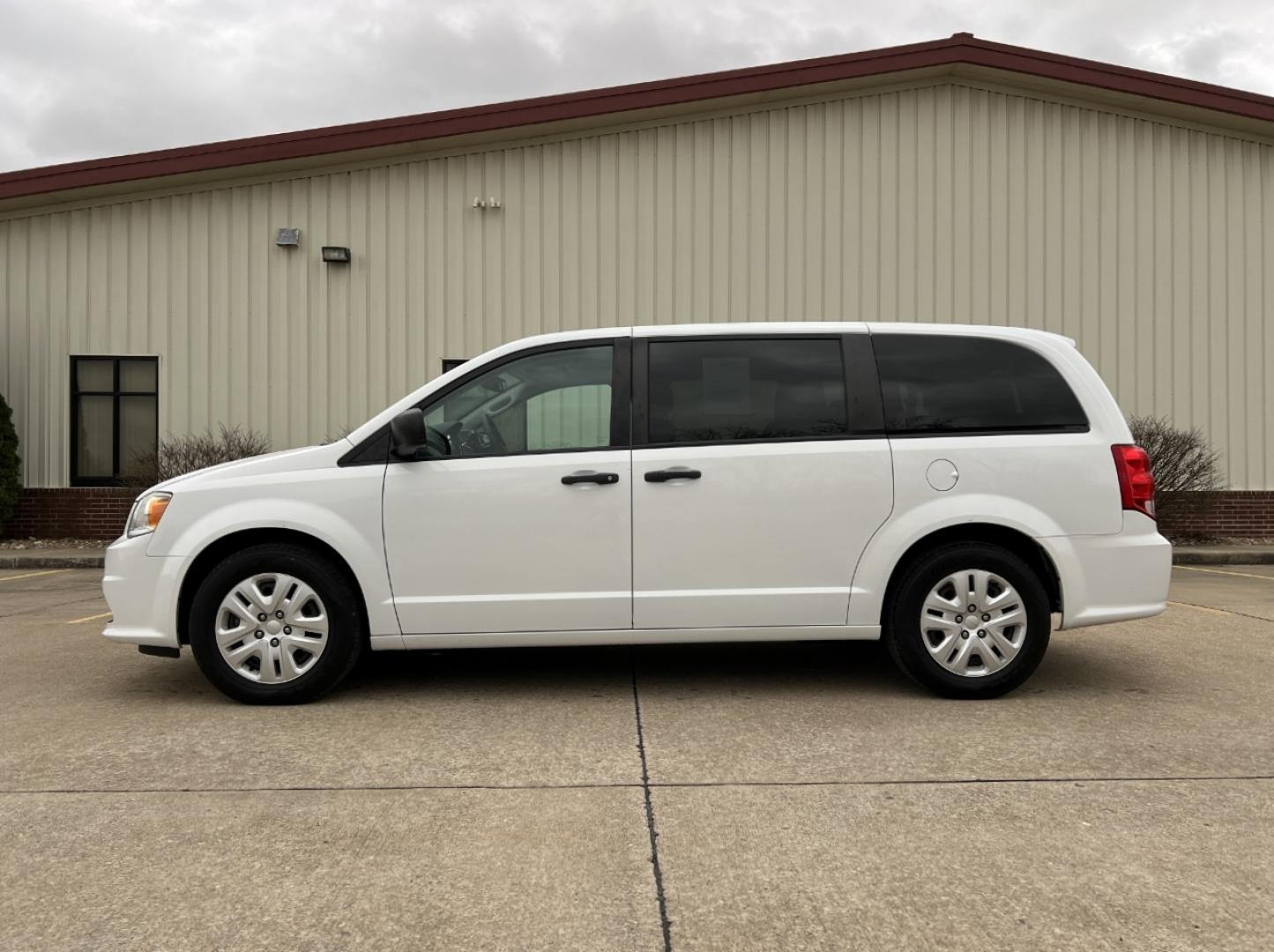 2019 WHITE /Black Cloth DODGE GRAND CARAVAN SE (2C4RDGBG0KR) with an 3.6L V6 engine, Automatic transmission, located at 506 S. Kingshighway, Cape Girardeau, MO, 63703, (573) 235-5000, 37.294991, -89.553635 - 2019 Dodge Grand Caravan SE 90xxx miles Front Wheel Drive 3.6L V6 Automatic Backup Camera Stow 'N Go Bluetooth Cruise Power Windows/Locks/Mirrors We have financing available and we accept trades! Fill out a credit application on our website or come by today! If you have any questions, giv - Photo#4