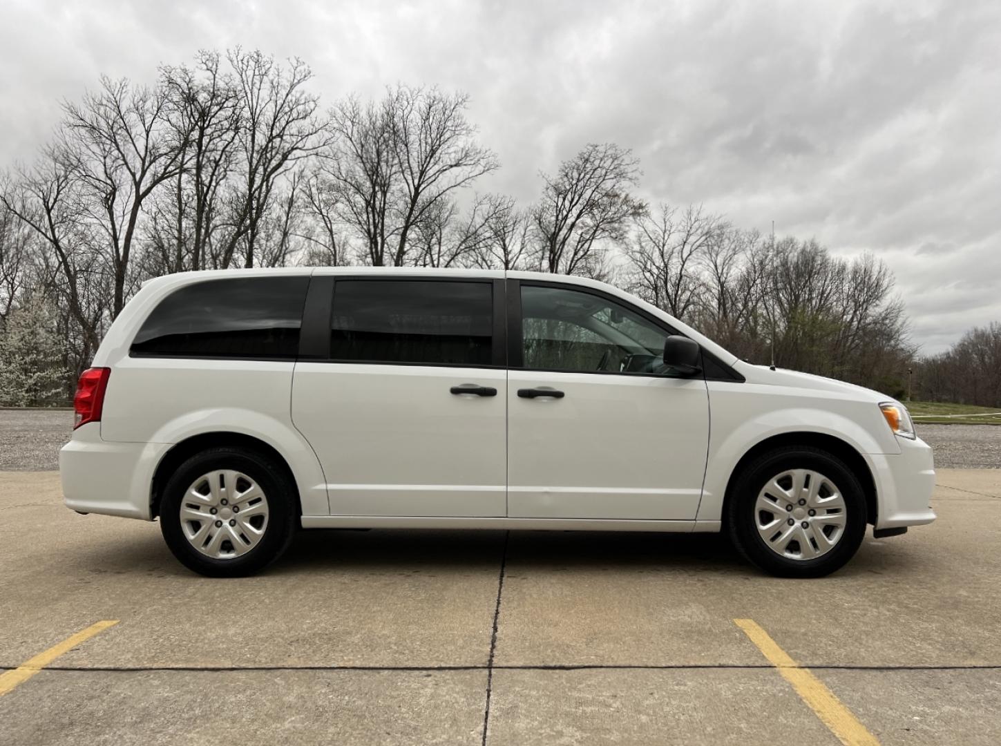 2019 WHITE /Black Cloth DODGE GRAND CARAVAN SE (2C4RDGBG0KR) with an 3.6L V6 engine, Automatic transmission, located at 506 S. Kingshighway, Cape Girardeau, MO, 63703, (573) 235-5000, 37.294991, -89.553635 - 2019 Dodge Grand Caravan SE 90xxx miles Front Wheel Drive 3.6L V6 Automatic Backup Camera Stow 'N Go Bluetooth Cruise Power Windows/Locks/Mirrors We have financing available and we accept trades! Fill out a credit application on our website or come by today! If you have any questions, giv - Photo#5