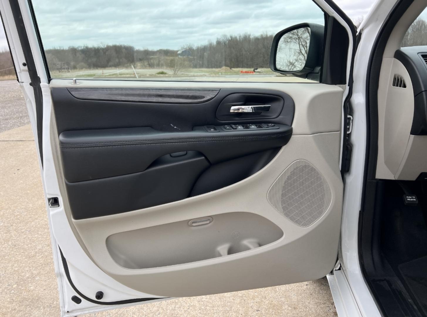 2019 WHITE /Black Cloth DODGE GRAND CARAVAN SE (2C4RDGBG0KR) with an 3.6L V6 engine, Automatic transmission, located at 506 S. Kingshighway, Cape Girardeau, MO, 63703, (573) 235-5000, 37.294991, -89.553635 - 2019 Dodge Grand Caravan SE 90xxx miles Front Wheel Drive 3.6L V6 Automatic Backup Camera Stow 'N Go Bluetooth Cruise Power Windows/Locks/Mirrors We have financing available and we accept trades! Fill out a credit application on our website or come by today! If you have any questions, giv - Photo#10