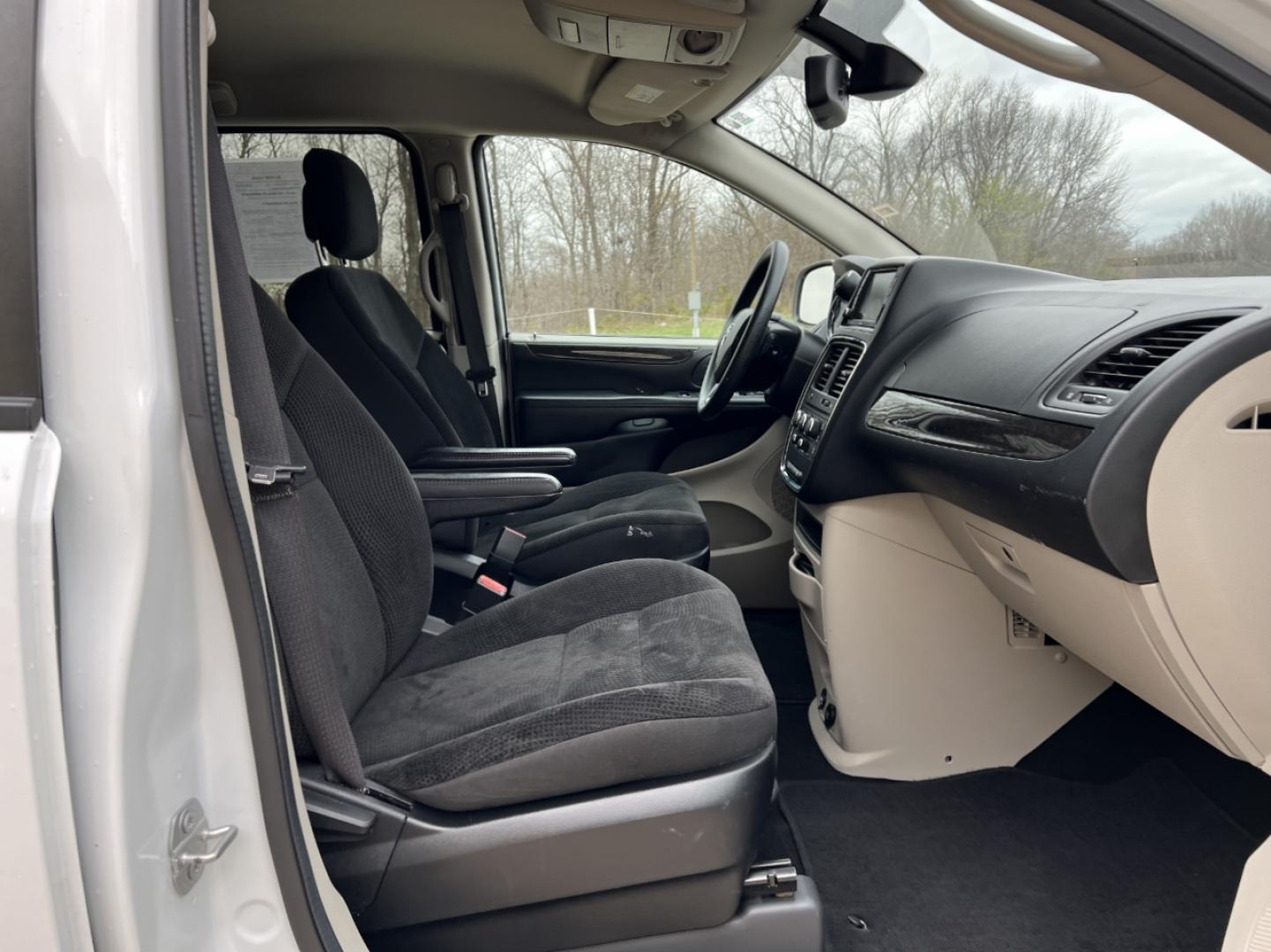 2019 WHITE /Black Cloth DODGE GRAND CARAVAN SE (2C4RDGBG0KR) with an 3.6L V6 engine, Automatic transmission, located at 506 S. Kingshighway, Cape Girardeau, MO, 63703, (573) 235-5000, 37.294991, -89.553635 - 2019 Dodge Grand Caravan SE 90xxx miles Front Wheel Drive 3.6L V6 Automatic Backup Camera Stow 'N Go Bluetooth Cruise Power Windows/Locks/Mirrors We have financing available and we accept trades! Fill out a credit application on our website or come by today! If you have any questions, giv - Photo#13
