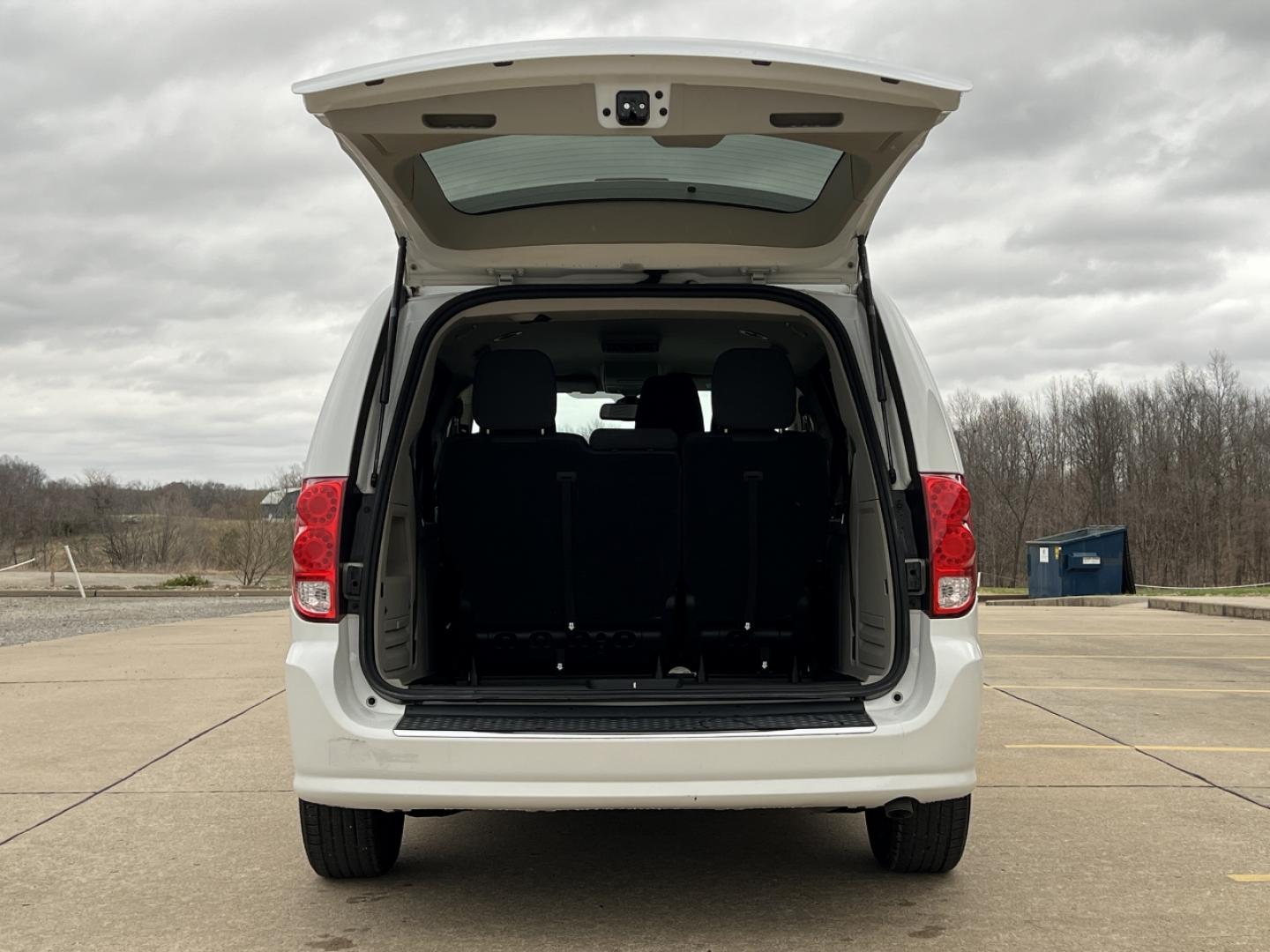 2019 WHITE /Black Cloth DODGE GRAND CARAVAN SE (2C4RDGBG0KR) with an 3.6L V6 engine, Automatic transmission, located at 506 S. Kingshighway, Cape Girardeau, MO, 63703, (573) 235-5000, 37.294991, -89.553635 - 2019 Dodge Grand Caravan SE 90xxx miles Front Wheel Drive 3.6L V6 Automatic Backup Camera Stow 'N Go Bluetooth Cruise Power Windows/Locks/Mirrors We have financing available and we accept trades! Fill out a credit application on our website or come by today! If you have any questions, giv - Photo#17