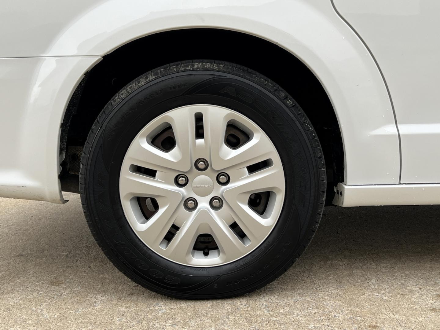 2019 WHITE /Black Cloth DODGE GRAND CARAVAN SE (2C4RDGBG0KR) with an 3.6L V6 engine, Automatic transmission, located at 506 S. Kingshighway, Cape Girardeau, MO, 63703, (573) 235-5000, 37.294991, -89.553635 - 2019 Dodge Grand Caravan SE 90xxx miles Front Wheel Drive 3.6L V6 Automatic Backup Camera Stow 'N Go Bluetooth Cruise Power Windows/Locks/Mirrors We have financing available and we accept trades! Fill out a credit application on our website or come by today! If you have any questions, giv - Photo#32