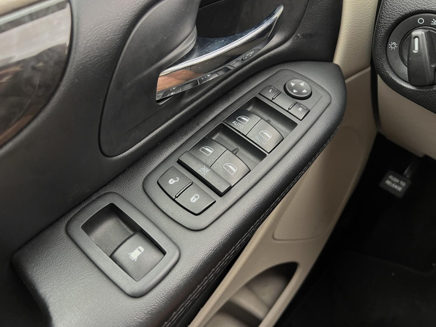 2019 WHITE /Black Cloth DODGE GRAND CARAVAN SE (2C4RDGBG0KR) with an 3.6L V6 engine, Automatic transmission, located at 506 S. Kingshighway, Cape Girardeau, MO, 63703, (573) 235-5000, 37.294991, -89.553635 - 2019 Dodge Grand Caravan SE 90xxx miles Front Wheel Drive 3.6L V6 Automatic Backup Camera Stow 'N Go Bluetooth Cruise Power Windows/Locks/Mirrors We have financing available and we accept trades! Fill out a credit application on our website or come by today! If you have any questions, giv - Photo#24