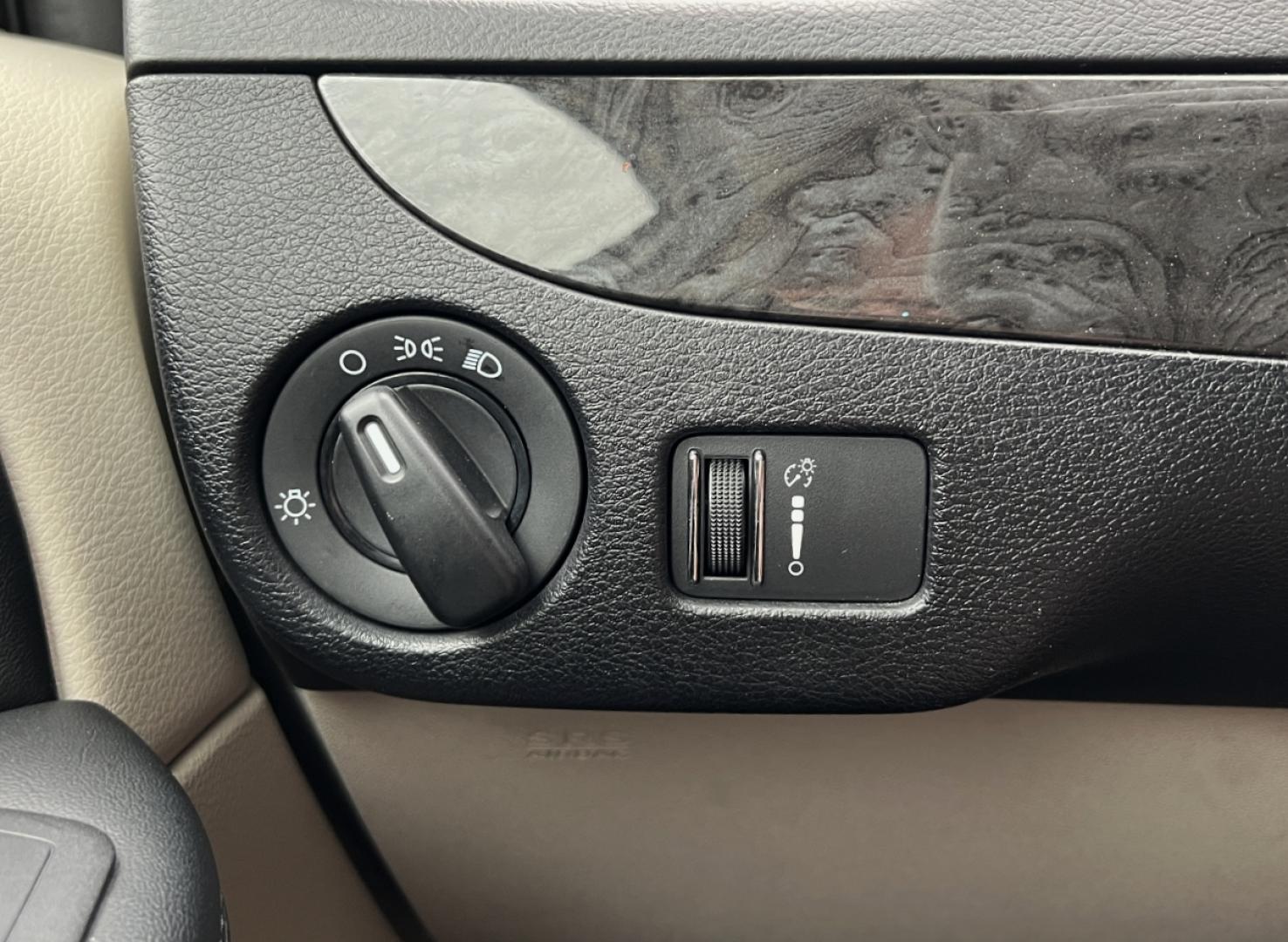 2019 WHITE /Black Cloth DODGE GRAND CARAVAN SE (2C4RDGBG0KR) with an 3.6L V6 engine, Automatic transmission, located at 506 S. Kingshighway, Cape Girardeau, MO, 63703, (573) 235-5000, 37.294991, -89.553635 - 2019 Dodge Grand Caravan SE 90xxx miles Front Wheel Drive 3.6L V6 Automatic Backup Camera Stow 'N Go Bluetooth Cruise Power Windows/Locks/Mirrors We have financing available and we accept trades! Fill out a credit application on our website or come by today! If you have any questions, giv - Photo#25
