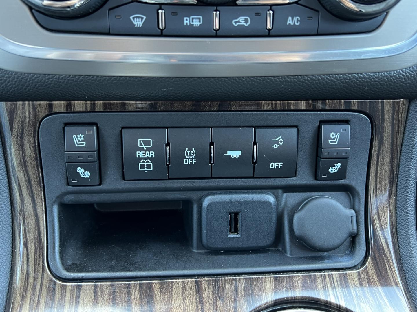 2015 SILVER /Black Leather GMC ACADIA DENALI (1GKKRTKD2FJ) with an 3.6L V6 engine, Automatic transmission, located at 506 S. Kingshighway, Cape Girardeau, MO, 63703, (573) 235-5000, 37.294991, -89.553635 - 2015 GMC Acadia Denali 101xxx Front Wheel Drive 3.6L V6 Automatic Leather 3rd Row Navigation Rear Entertainment Power/Heated/Cooled Seats Heated Steering Wheel Backup Camera Sunroof Bluetooth Remote Start Cruise Power Windows/Locks/Mirrors We have financing available and we accept t - Photo#4
