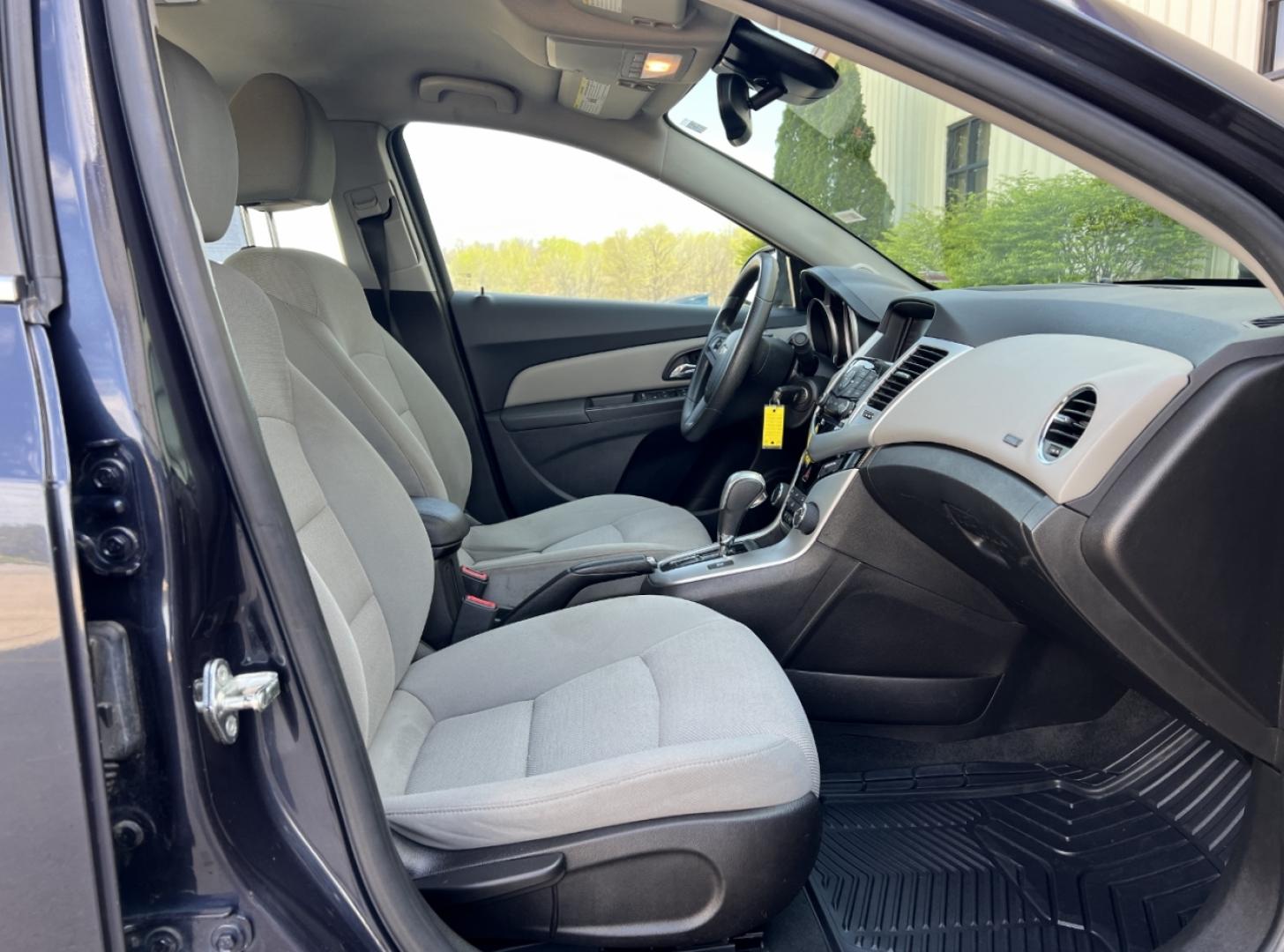 2015 BLUE /Gray Cloth CHEVROLET CRUZE LT (1G1PC5SB5F7) with an 1.4L 4 Cyl. engine, Automatic transmission, located at 506 S. Kingshighway, Cape Girardeau, MO, 63703, (573) 235-5000, 37.294991, -89.553635 - 2015 Chevrolet Cruze LT Only 77xxx miles Front Wheel Drive 1.4L 4 Cyl. Automatic Power Driver Seat Backup Camera Bluetooth Remote Start Cruise Power Windows/Locks/Mirrors We have financing available and we accept trades! Fill out a credit application on our website or come by today! If y - Photo#15