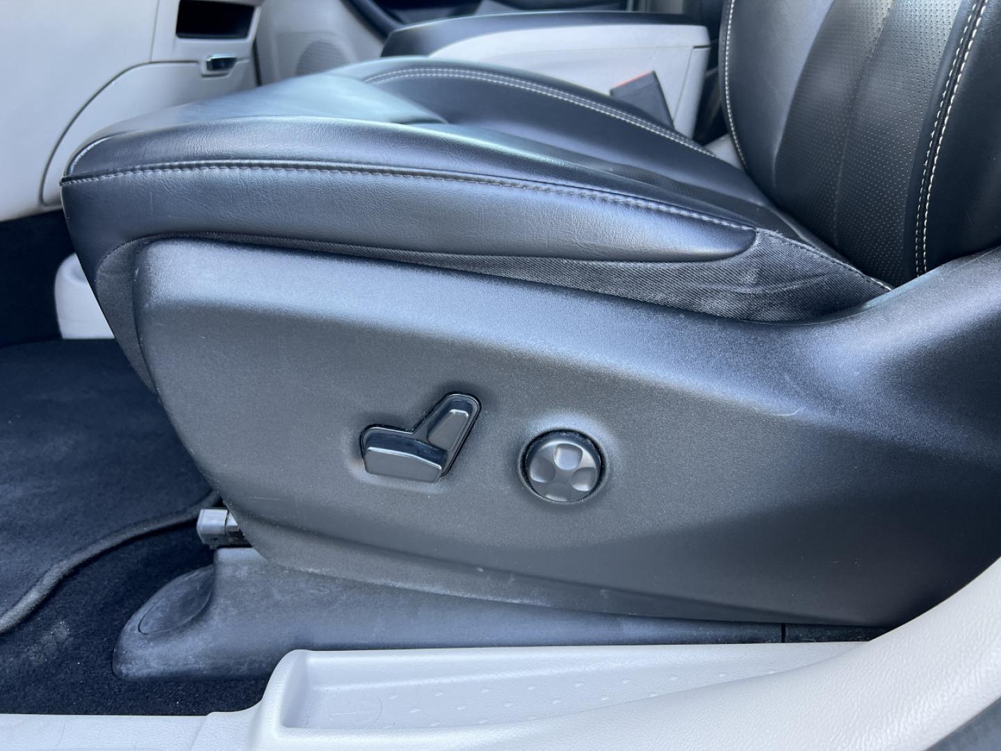 2020 GRAY /Black Leather CHRYSLER VOYAGER LXI (2C4RC1DG2LR) with an 3.6L V6 engine, Automatic transmission, located at 2990 Old Orchard Rd., Jackson, MO, 63755, 37.354214, -89.612106 - 2020 Chrysler Voyager LXI 110xxx miles Front Wheel Drive 3.6L V6 Automatic Leather 3rd Row Stow 'N Go Backup Camera Power Driver Seat Bluetooth Remote Start Cruise Power Windows/Locks/Mirrors We have financing available and we accept trades! Fill out a credit application on our website - Photo#3