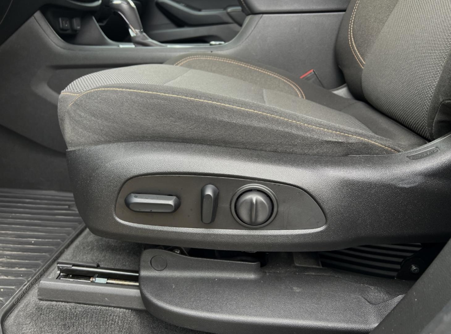 2019 GRAY /Black Cloth CHEVROLET TRAVERSE LT (1GNERGKW9KJ) with an 3.6L engine, Automatic transmission, located at 2990 Old Orchard Rd., Jackson, MO, 63755, 37.354214, -89.612106 - Photo#4