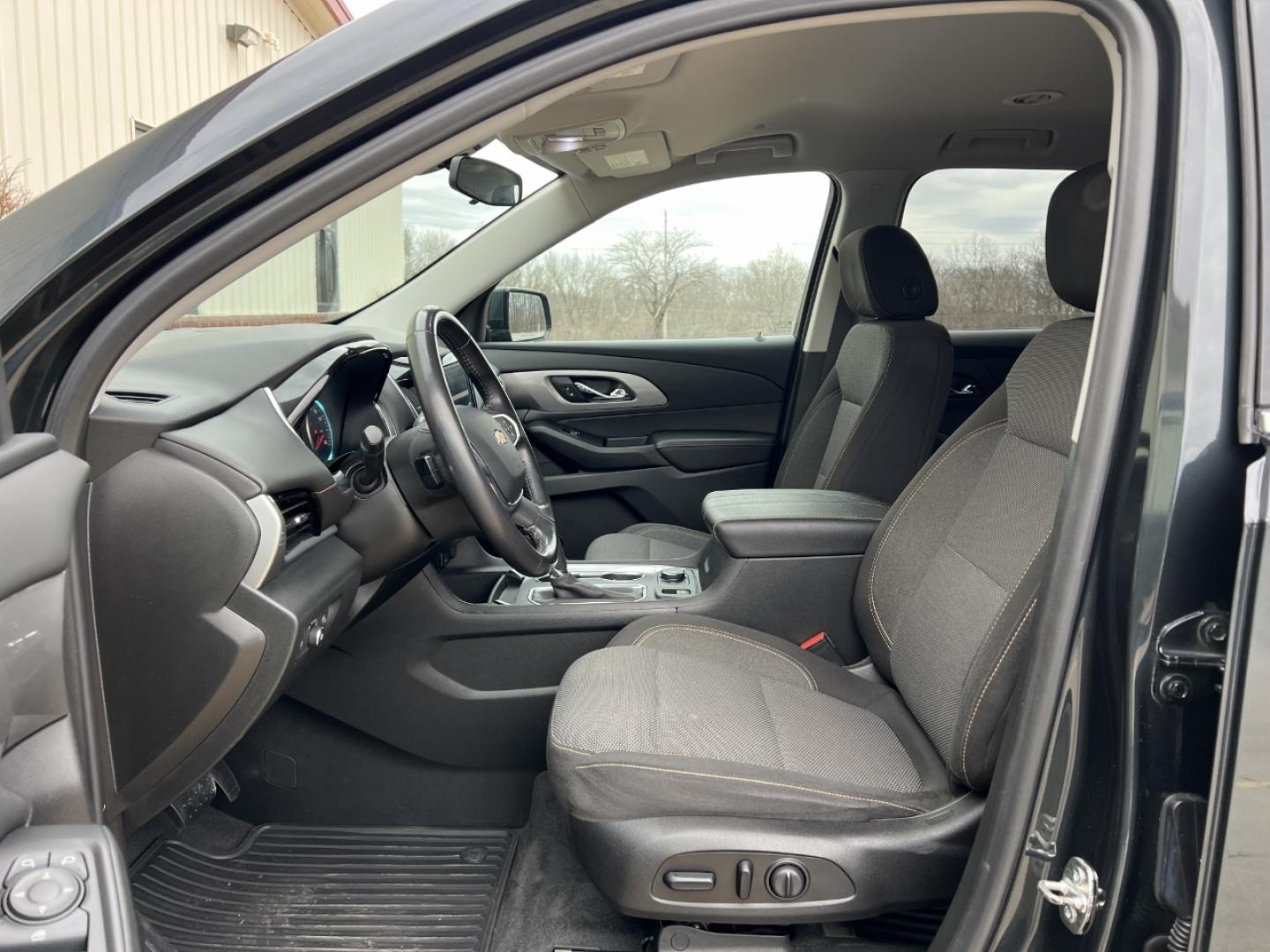 2019 GRAY /Black Cloth CHEVROLET TRAVERSE LT (1GNERGKW9KJ) with an 3.6L engine, Automatic transmission, located at 2990 Old Orchard Rd., Jackson, MO, 63755, 37.354214, -89.612106 - Photo#14