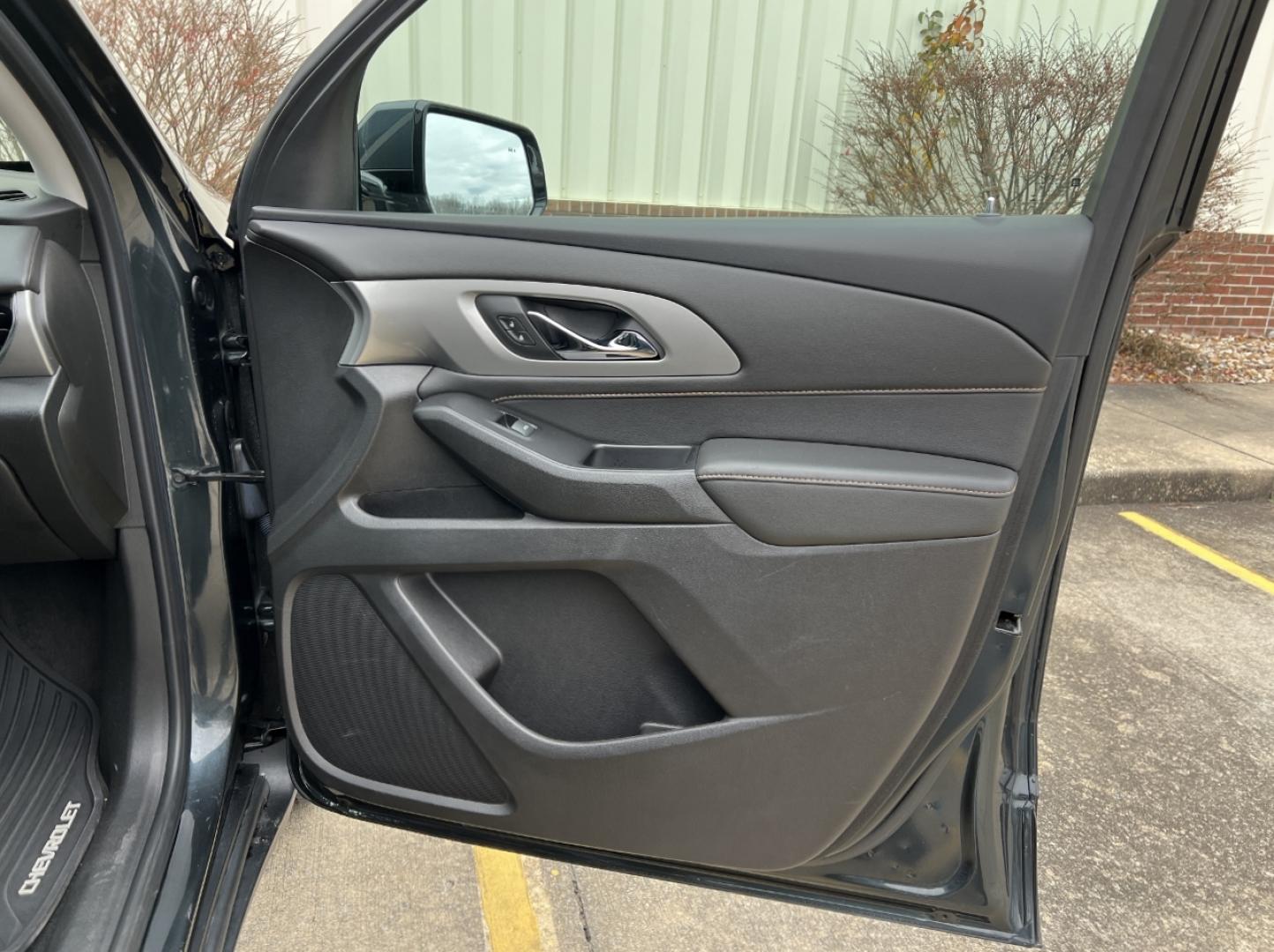 2019 GRAY /Black Cloth CHEVROLET TRAVERSE LT (1GNERGKW9KJ) with an 3.6L engine, Automatic transmission, located at 2990 Old Orchard Rd., Jackson, MO, 63755, 37.354214, -89.612106 - Photo#15