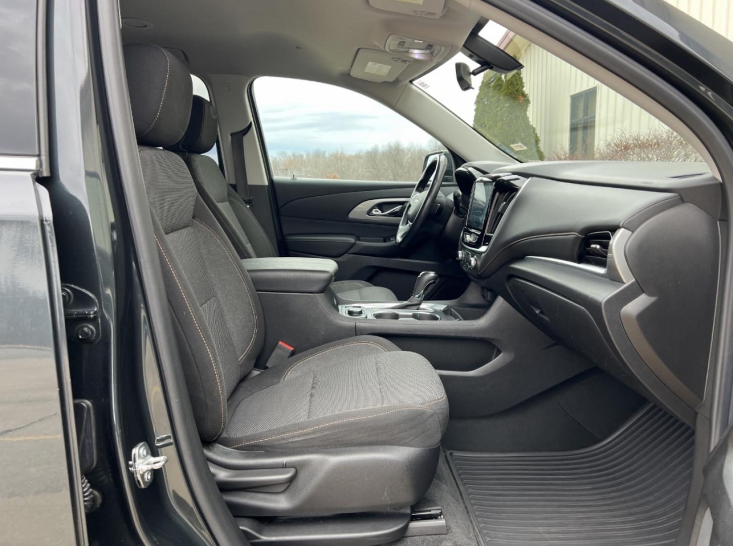 2019 GRAY /Black Cloth CHEVROLET TRAVERSE LT (1GNERGKW9KJ) with an 3.6L engine, Automatic transmission, located at 2990 Old Orchard Rd., Jackson, MO, 63755, 37.354214, -89.612106 - Photo#16