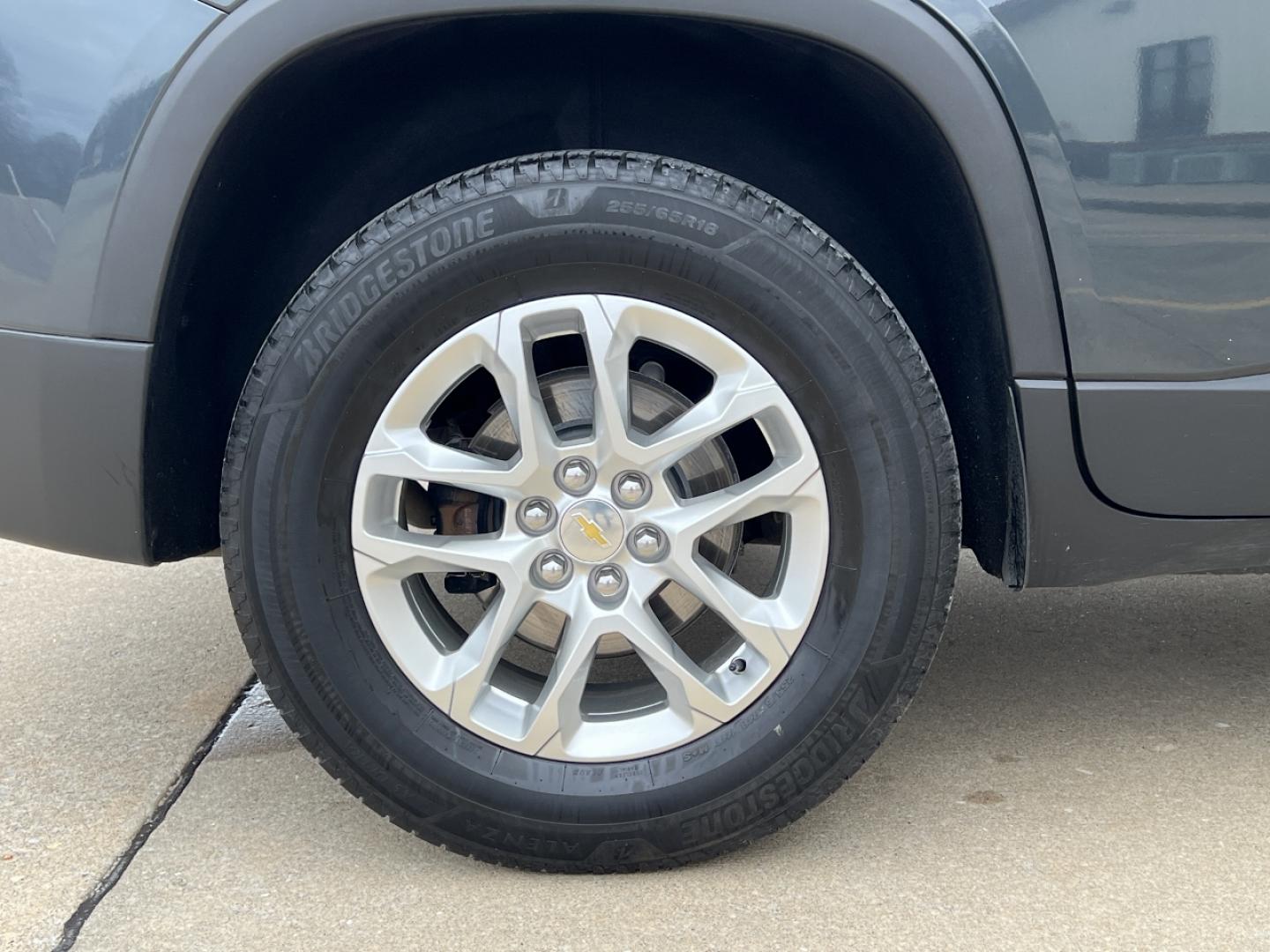 2019 GRAY /Black Cloth CHEVROLET TRAVERSE LT (1GNERGKW9KJ) with an 3.6L engine, Automatic transmission, located at 2990 Old Orchard Rd., Jackson, MO, 63755, 37.354214, -89.612106 - Photo#43