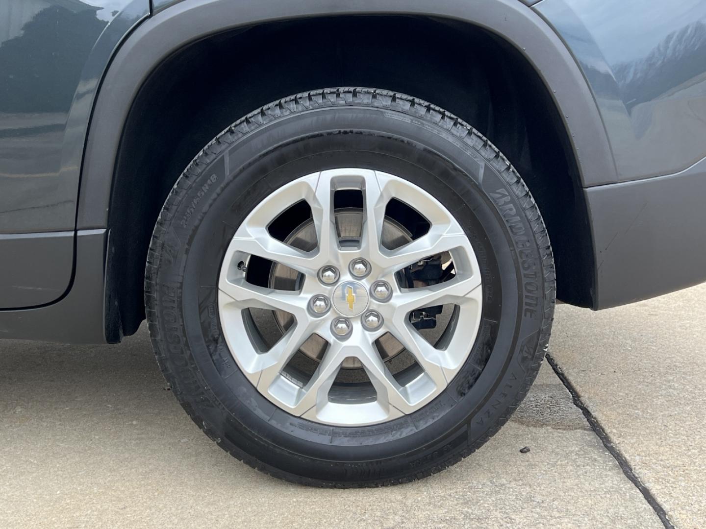 2019 GRAY /Black Cloth CHEVROLET TRAVERSE LT (1GNERGKW9KJ) with an 3.6L engine, Automatic transmission, located at 2990 Old Orchard Rd., Jackson, MO, 63755, 37.354214, -89.612106 - Photo#42