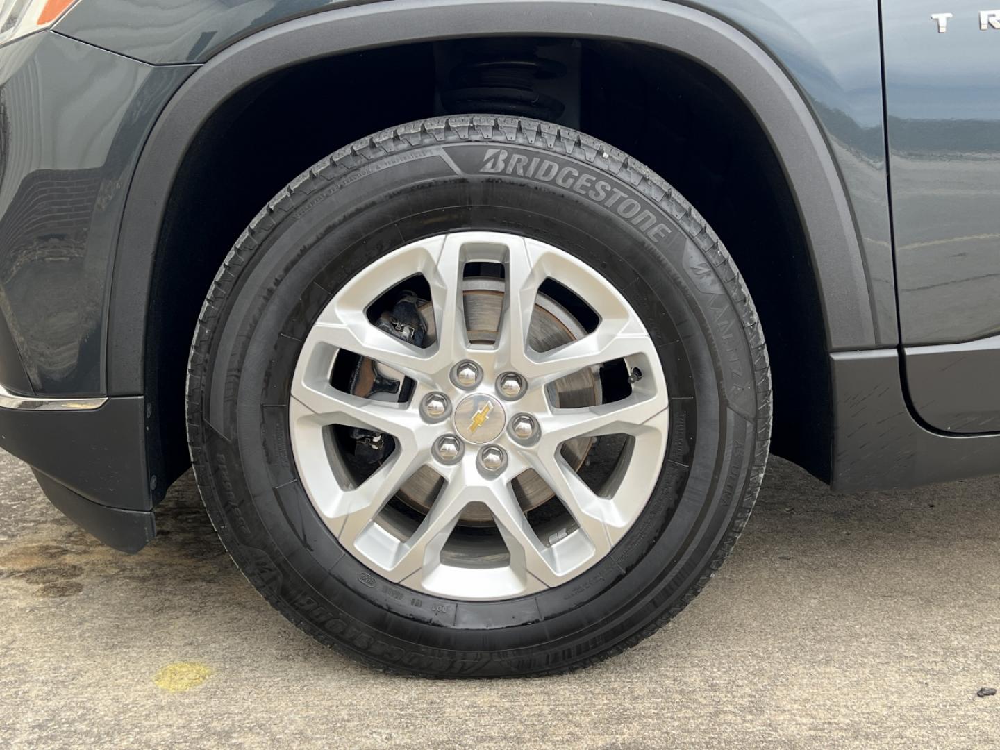 2019 GRAY /Black Cloth CHEVROLET TRAVERSE LT (1GNERGKW9KJ) with an 3.6L engine, Automatic transmission, located at 2990 Old Orchard Rd., Jackson, MO, 63755, 37.354214, -89.612106 - Photo#40