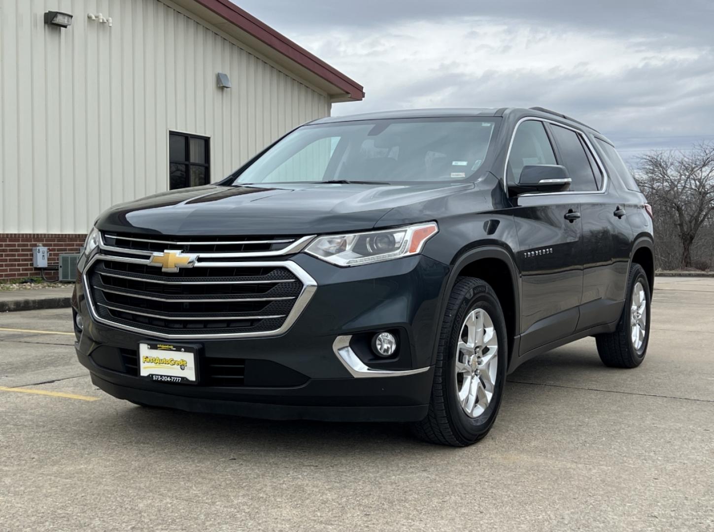 2019 GRAY /Black Cloth CHEVROLET TRAVERSE LT (1GNERGKW9KJ) with an 3.6L engine, Automatic transmission, located at 2990 Old Orchard Rd., Jackson, MO, 63755, 37.354214, -89.612106 - Photo#6