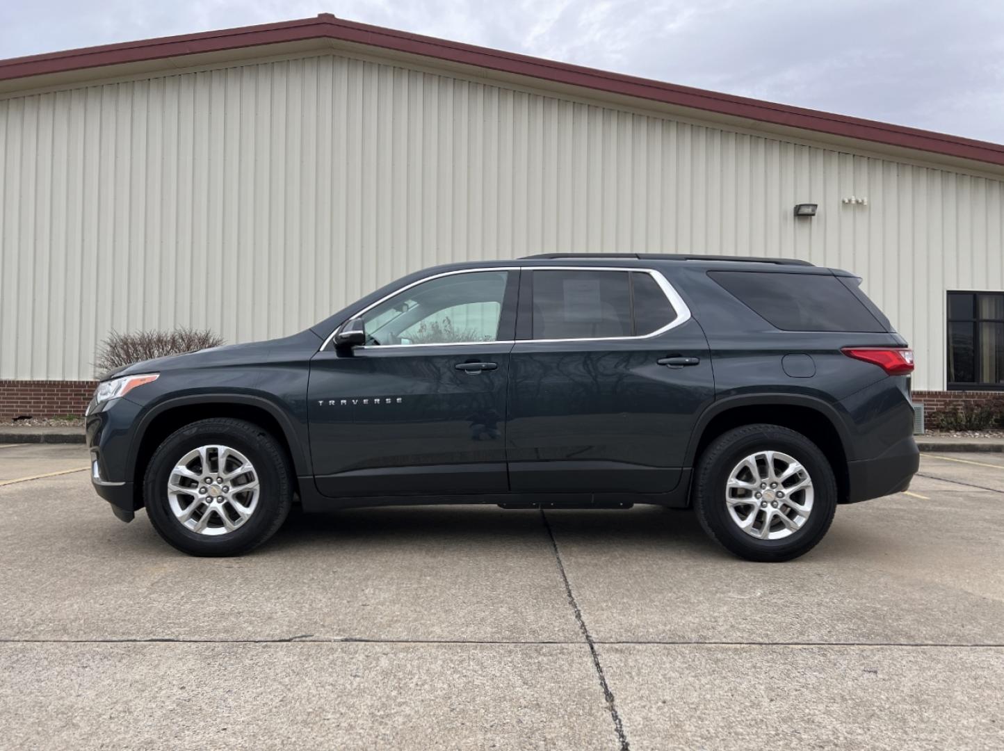 2019 GRAY /Black Cloth CHEVROLET TRAVERSE LT (1GNERGKW9KJ) with an 3.6L engine, Automatic transmission, located at 2990 Old Orchard Rd., Jackson, MO, 63755, 37.354214, -89.612106 - Photo#7
