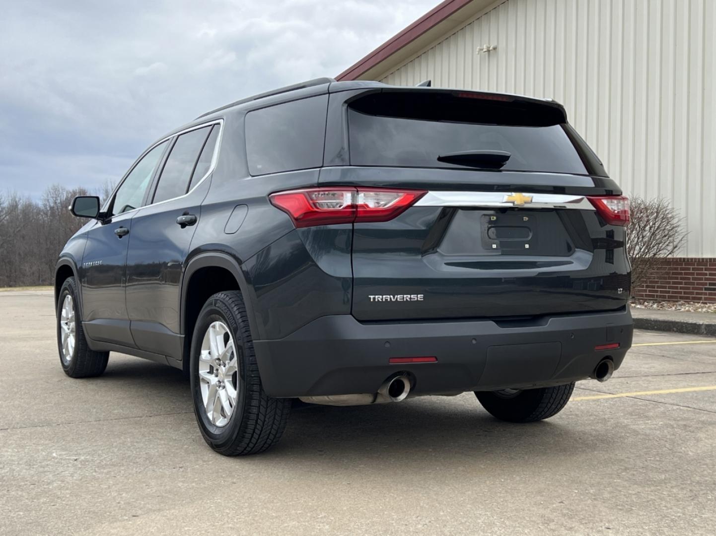 2019 GRAY /Black Cloth CHEVROLET TRAVERSE LT (1GNERGKW9KJ) with an 3.6L engine, Automatic transmission, located at 2990 Old Orchard Rd., Jackson, MO, 63755, 37.354214, -89.612106 - Photo#10