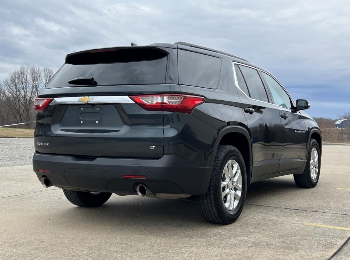 2019 GRAY /Black Cloth CHEVROLET TRAVERSE LT (1GNERGKW9KJ) with an 3.6L engine, Automatic transmission, located at 2990 Old Orchard Rd., Jackson, MO, 63755, 37.354214, -89.612106 - Photo#9